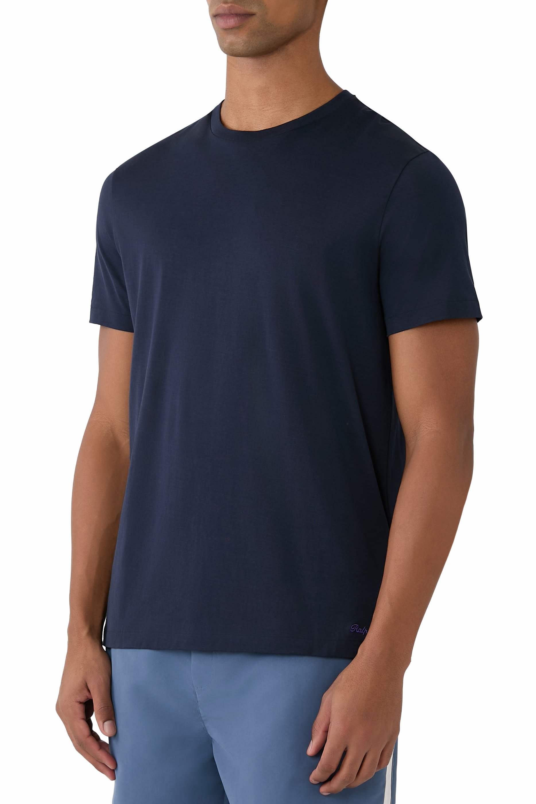 تيشيرت بياقة ضيقة