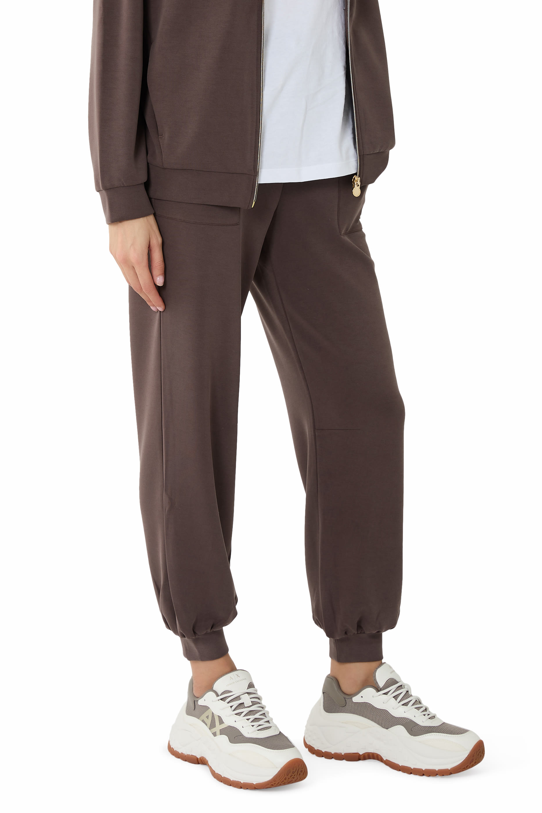 سنيكرز بنعل سميك وشعار الماركة