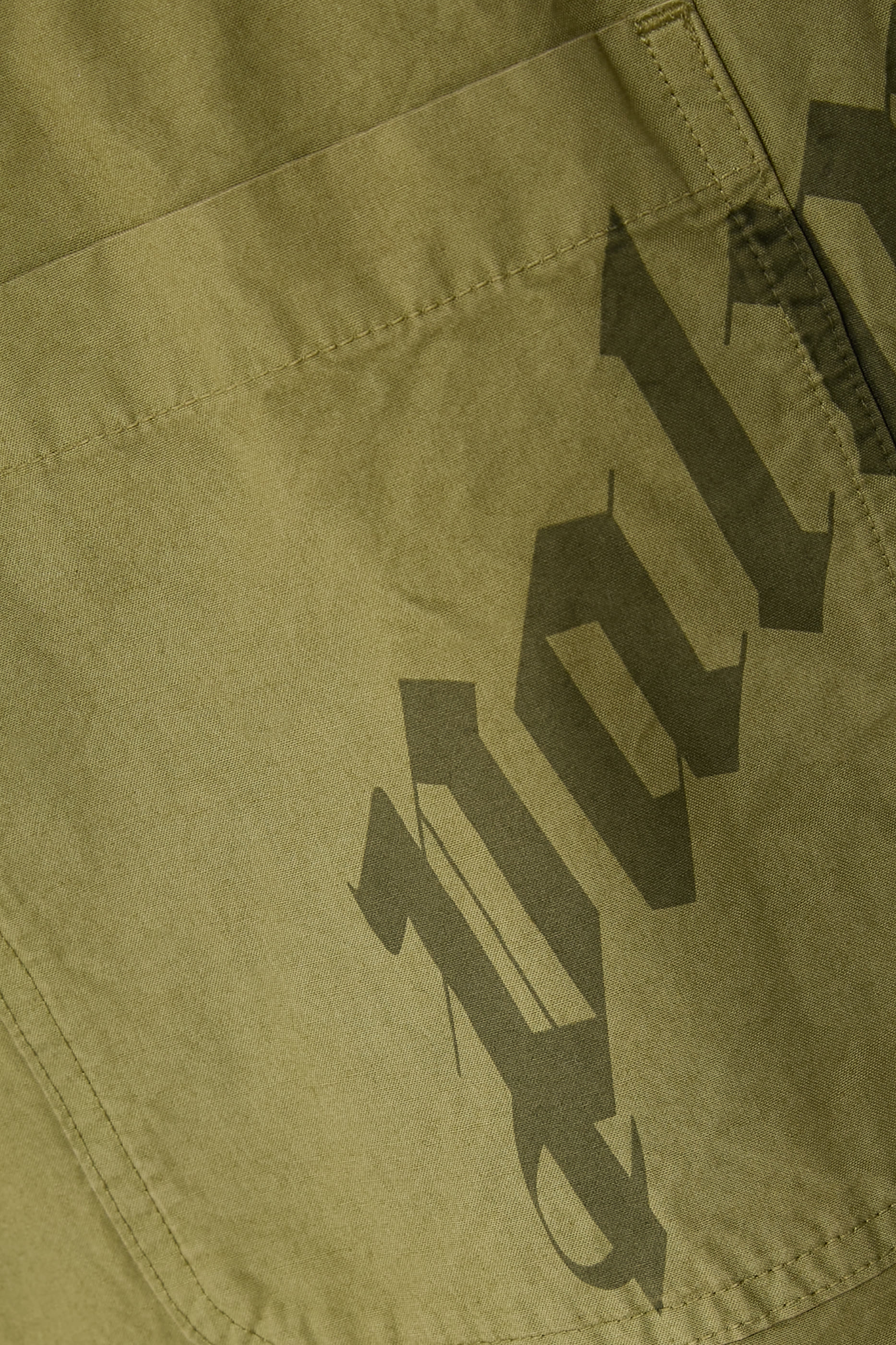 بنطال كارغو مزين بشعار الماركة بتصميم متموج