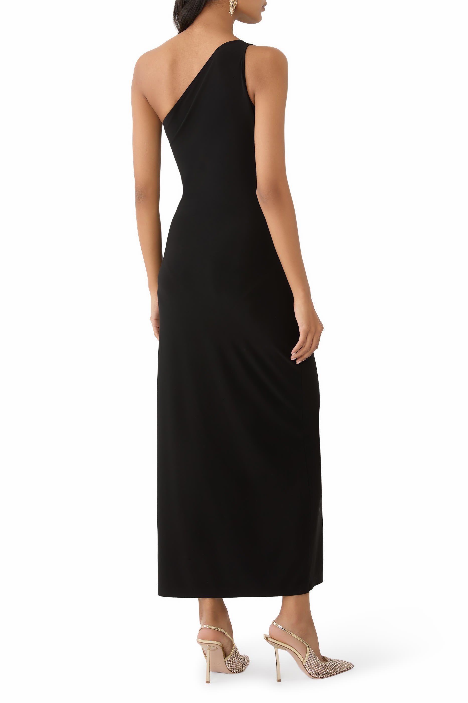 فستان طويل بكتف مكشوف