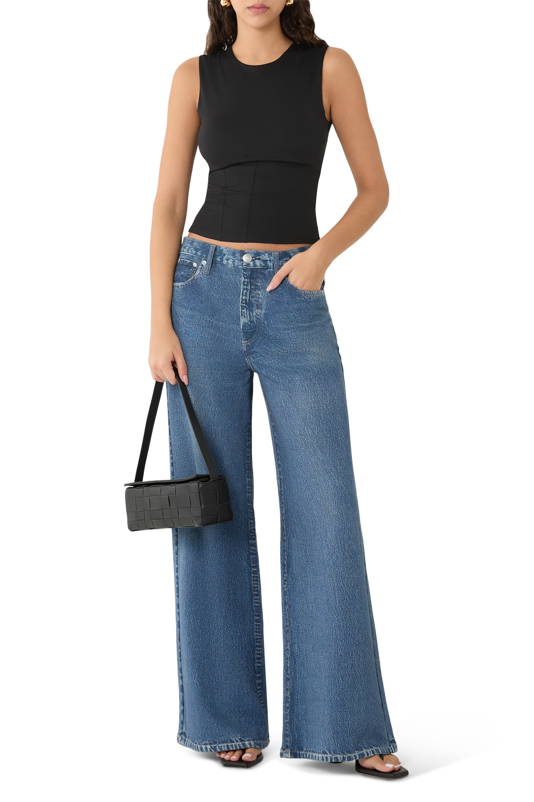 بلوزة خفيفة الوزن بنمط مشد بلا أكمام