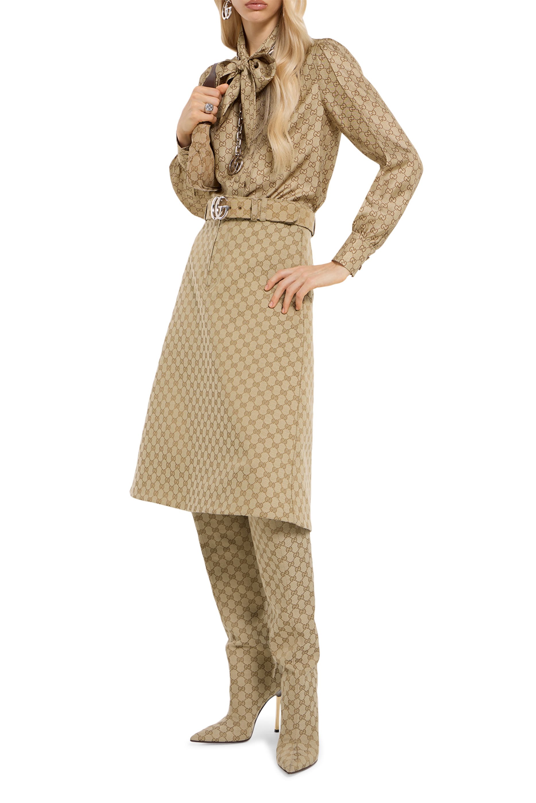 قميص حرير تويل مزين كليا بنقشة حرفي شعار الماركة