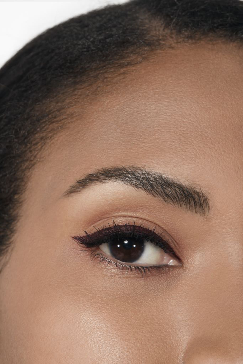 مستحضر سائل فائق الدقة لتحديد محيط العينين، طويل الثبات ومقاوم للماء LE LINER DE CHANEL