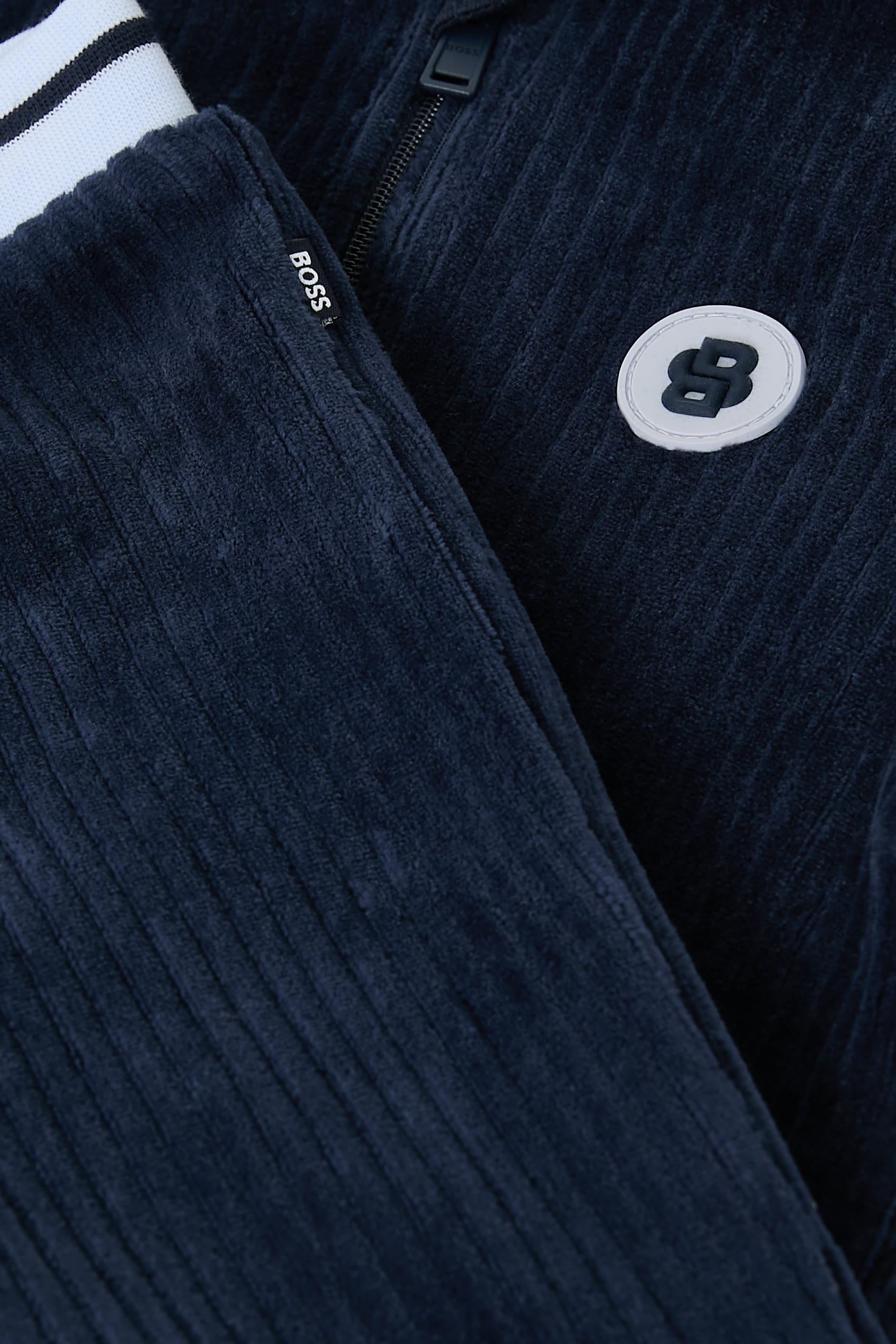 بدلة رياضية مزينة بشعار الماركة