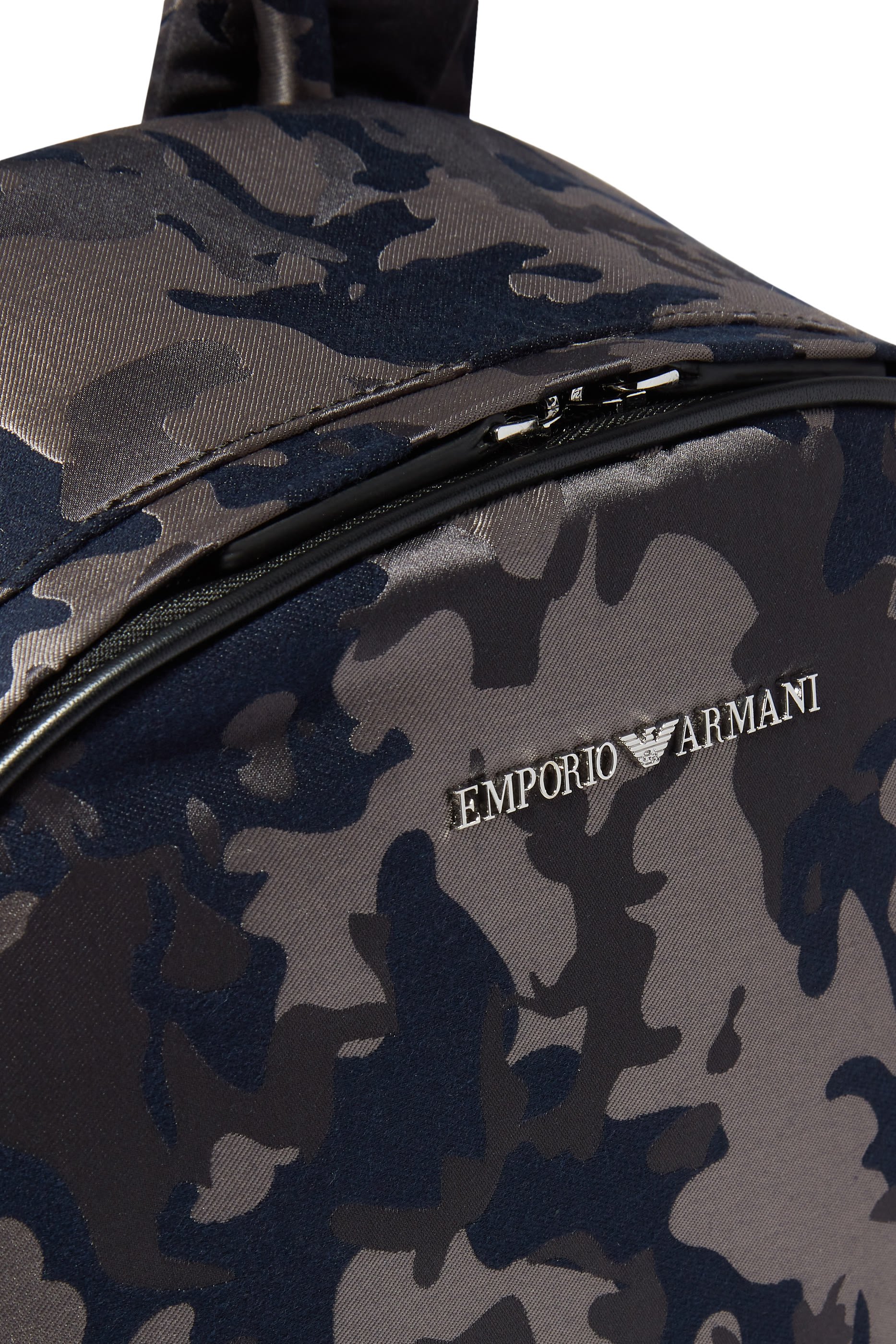 حقيبة ظهر بنقشة مموهة وشعار الماركة