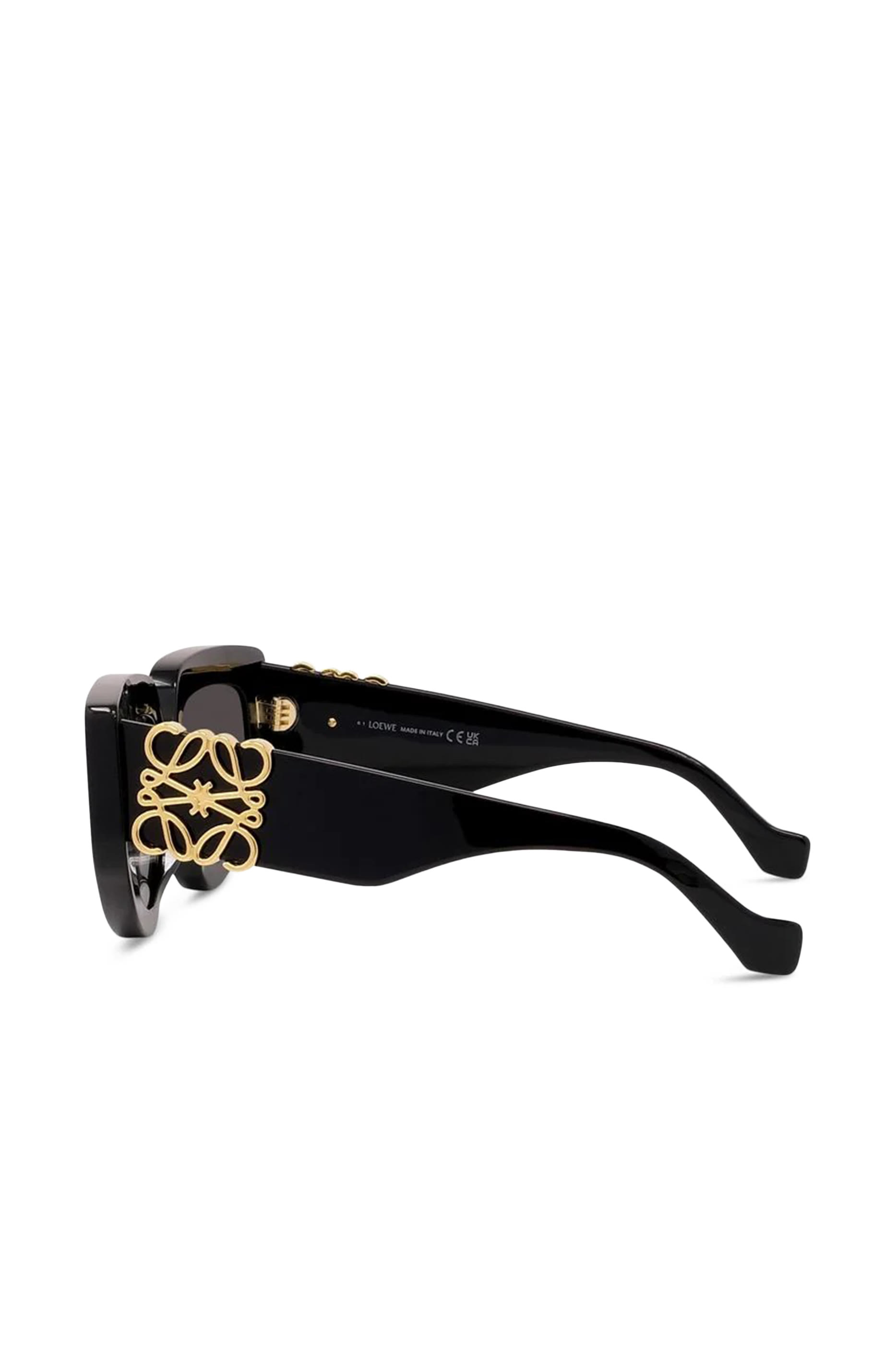 نظارة شمسية بشعار الماركة وإطار هندسي