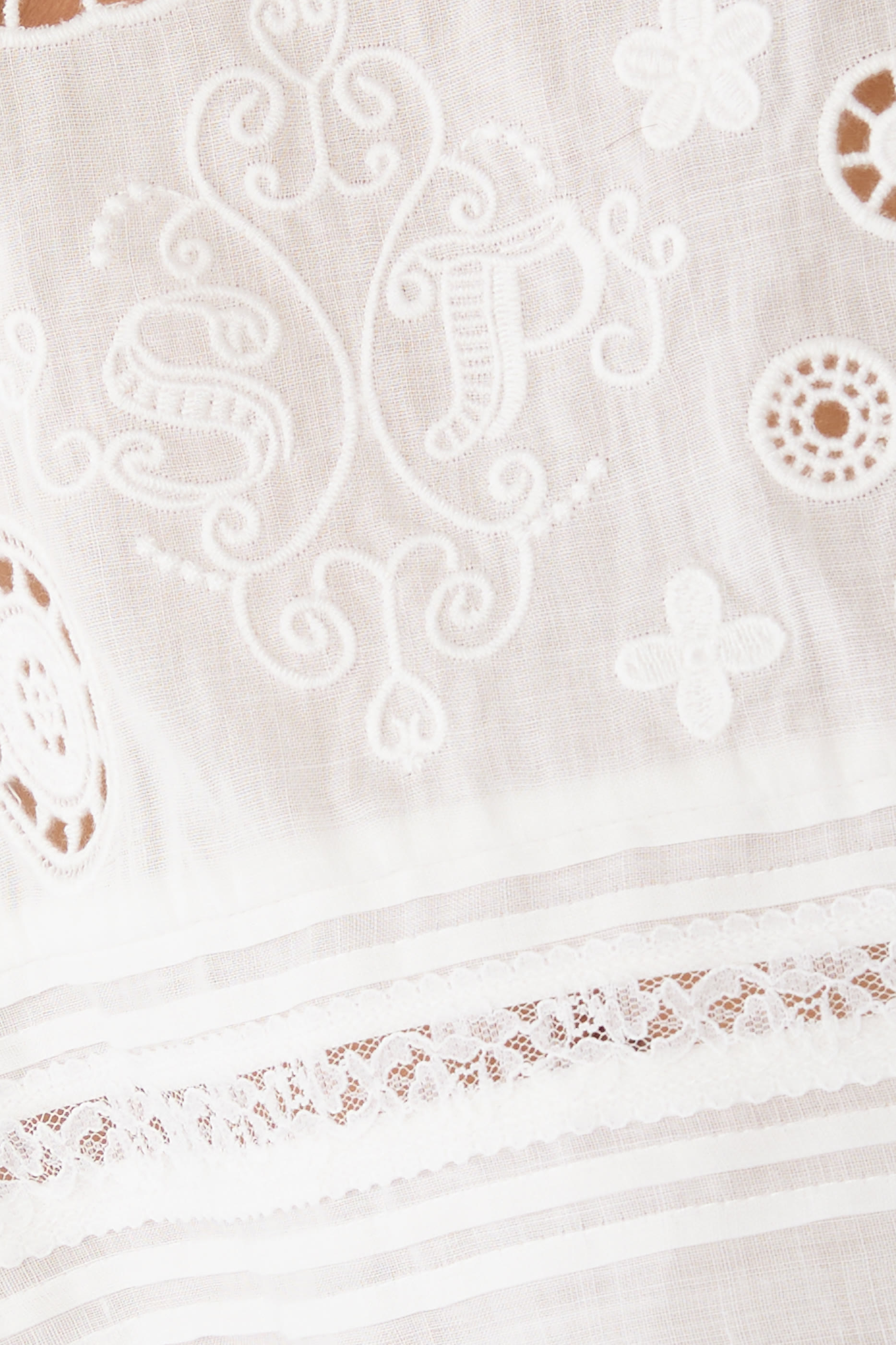 بلوزة مطرزة