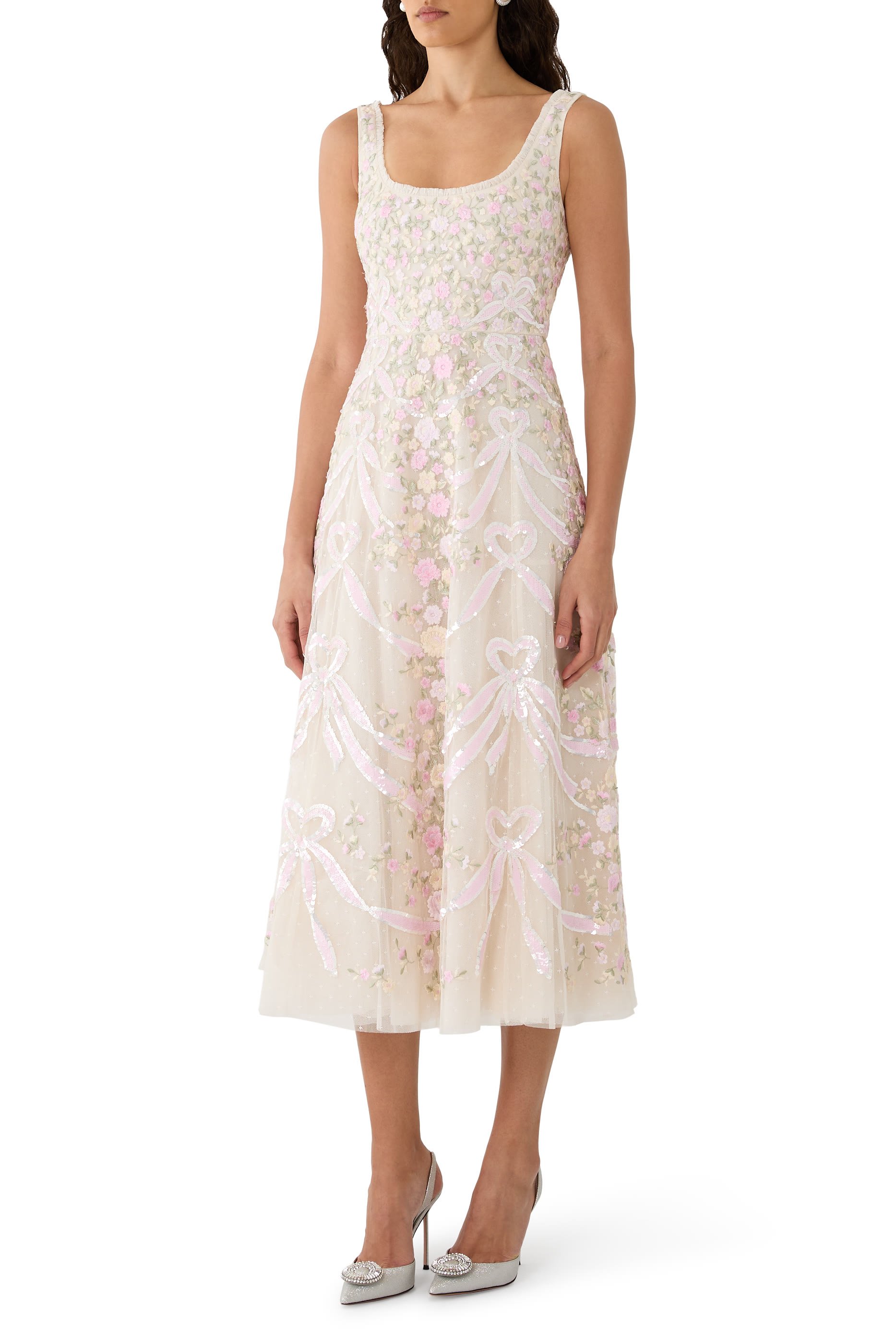 فستان بالرينا بياقة عميقة وتطريزات بتصميم أشرطة وقلب