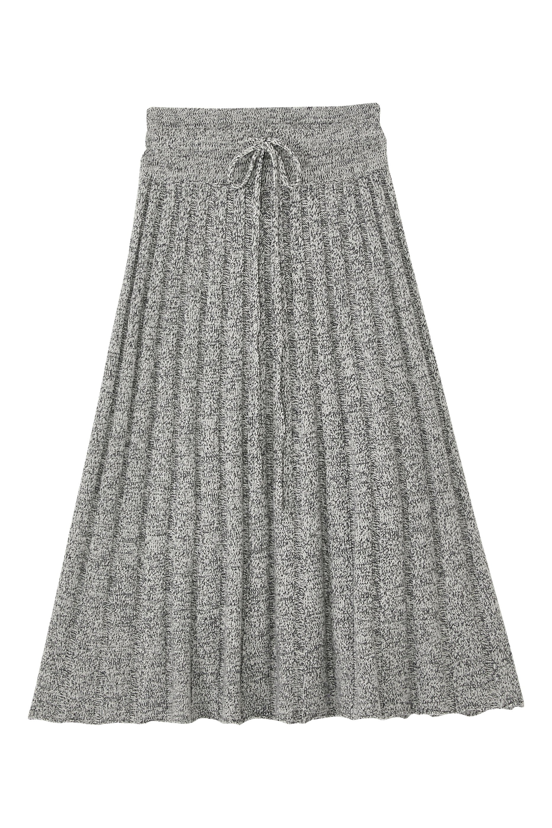 تنورة متوسطة الطول بطيات