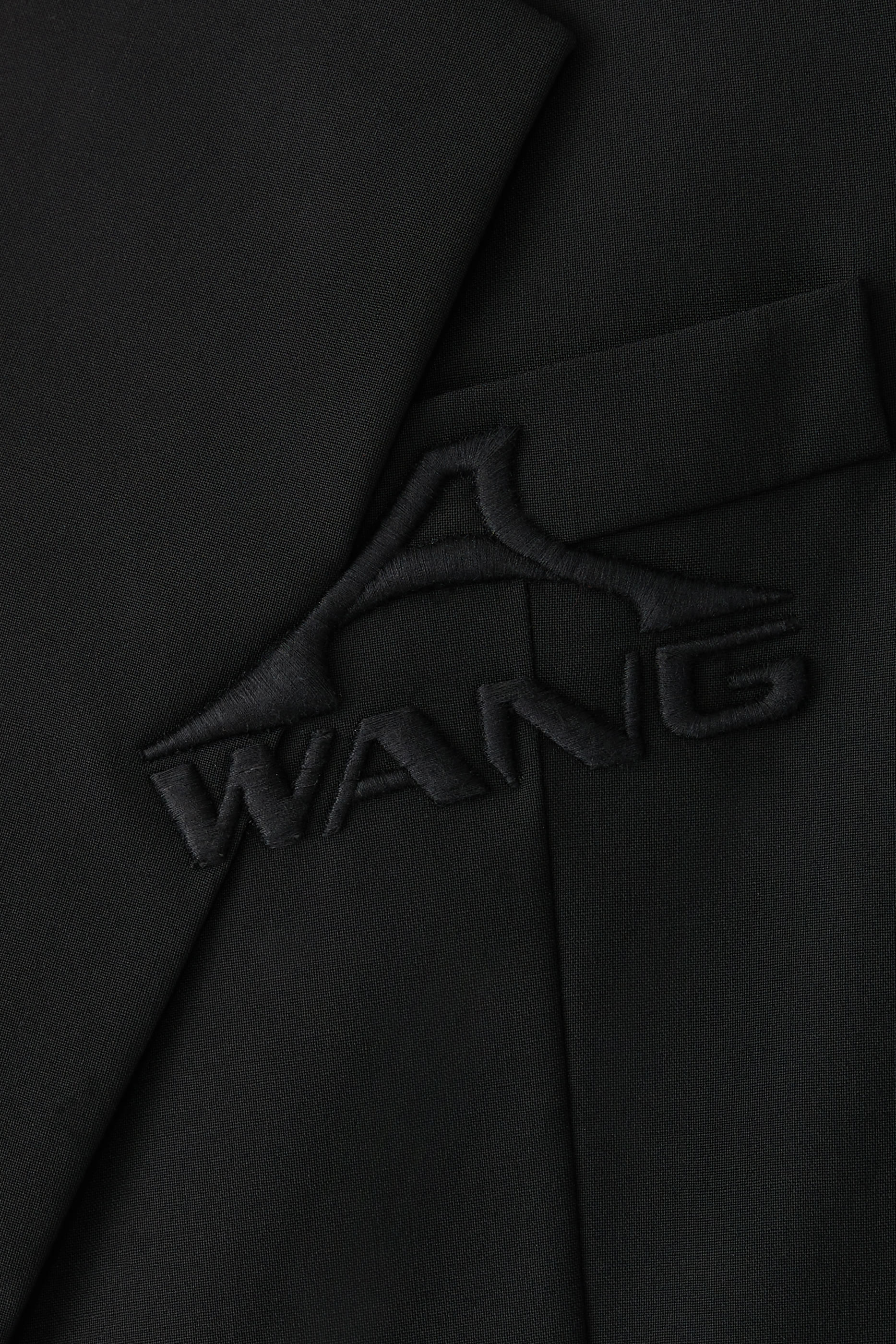 بليزر بقصة فضفاضة وتطريز شعار الماركة