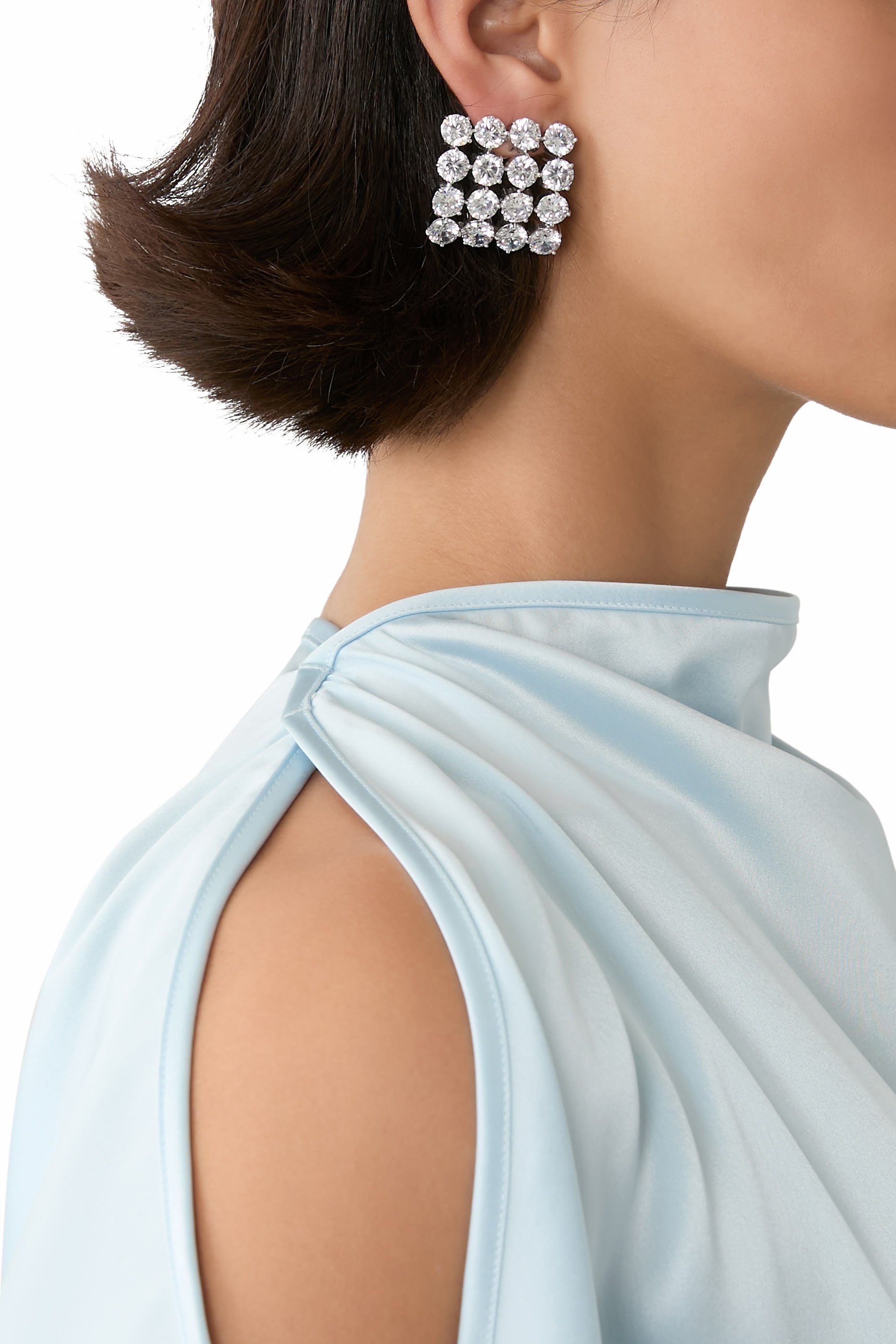 أقراط بتصميم مربع مرصعة بكريستال وأحجار زركونيا مكعبة، فضة استرلينية معاد تدويرها مطلية بالروديوم