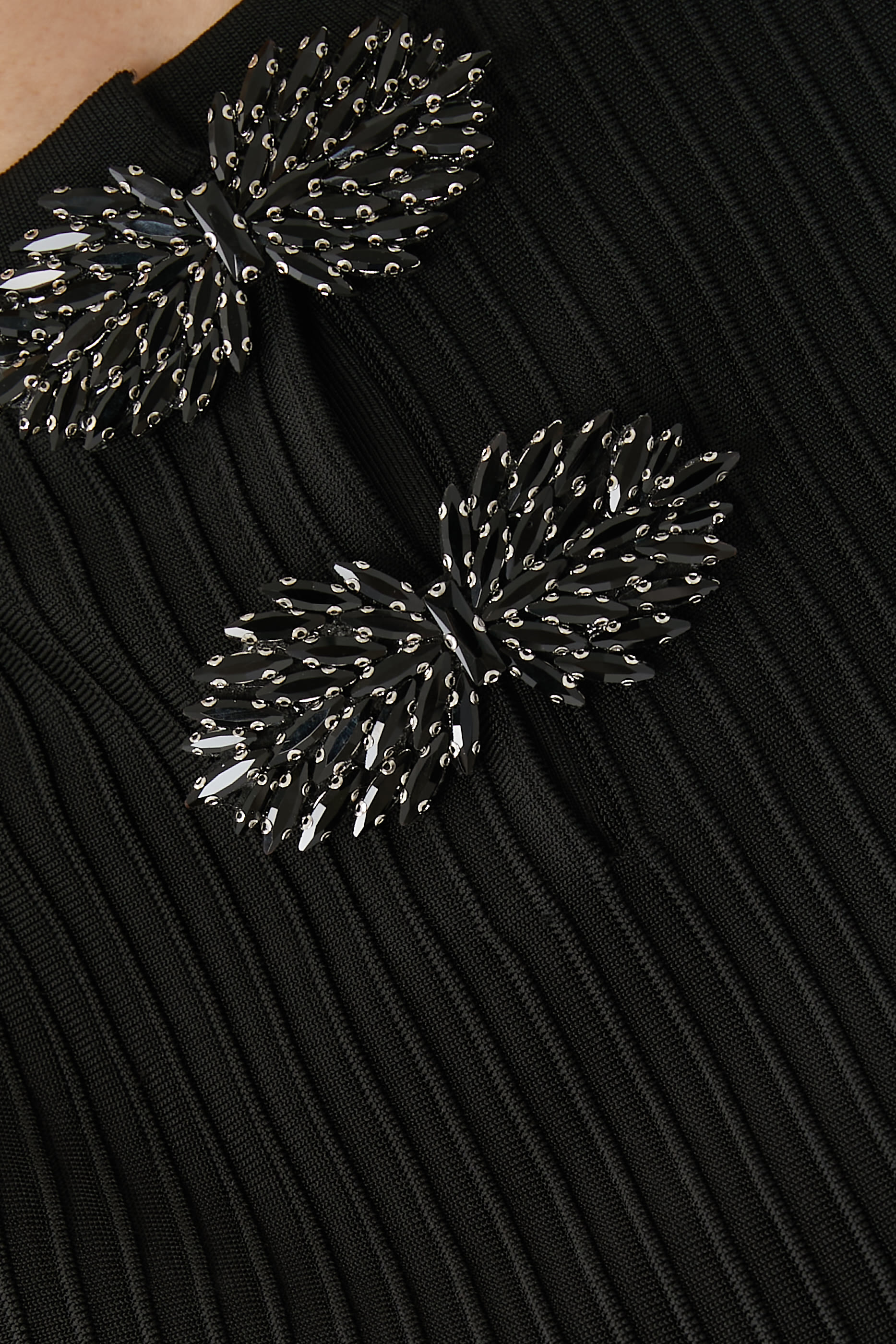 فستان أوتومان متوسط الطول مطرز بالأحجار