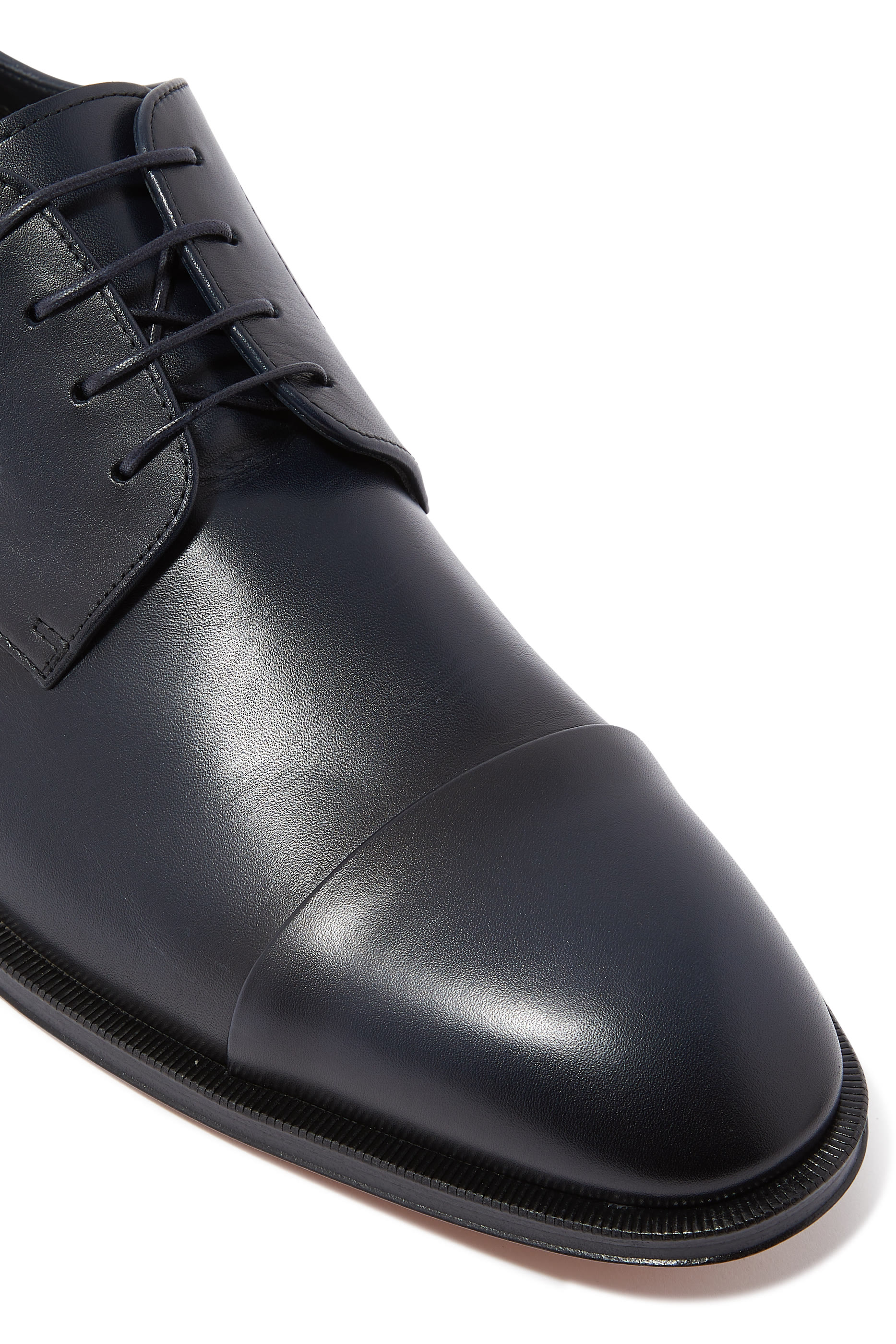 حذاء ديربي بشعار الماركة