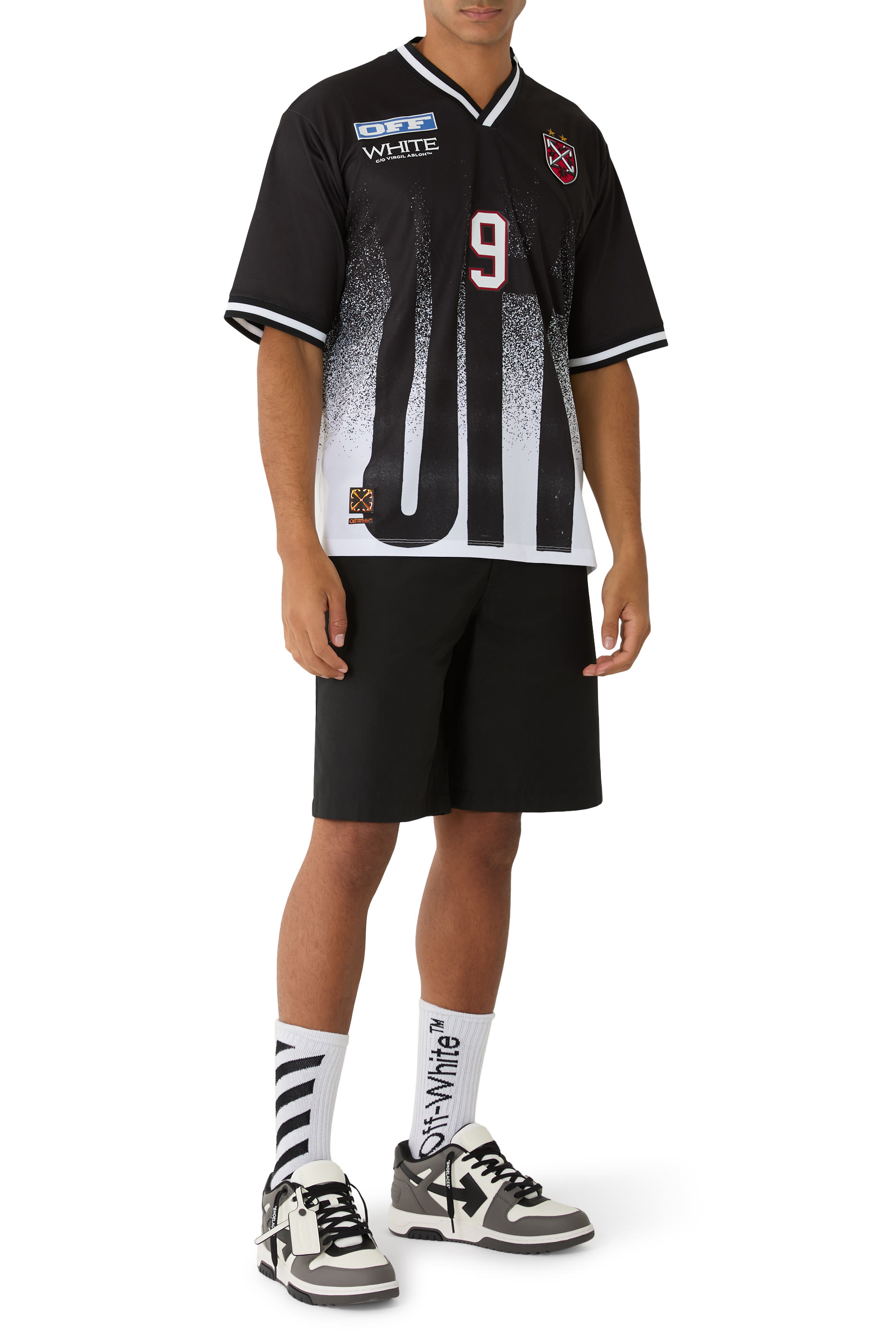 تيشيرت كرة قدم بلون متدرج ونقشة شعار الماركة بحجم كبير