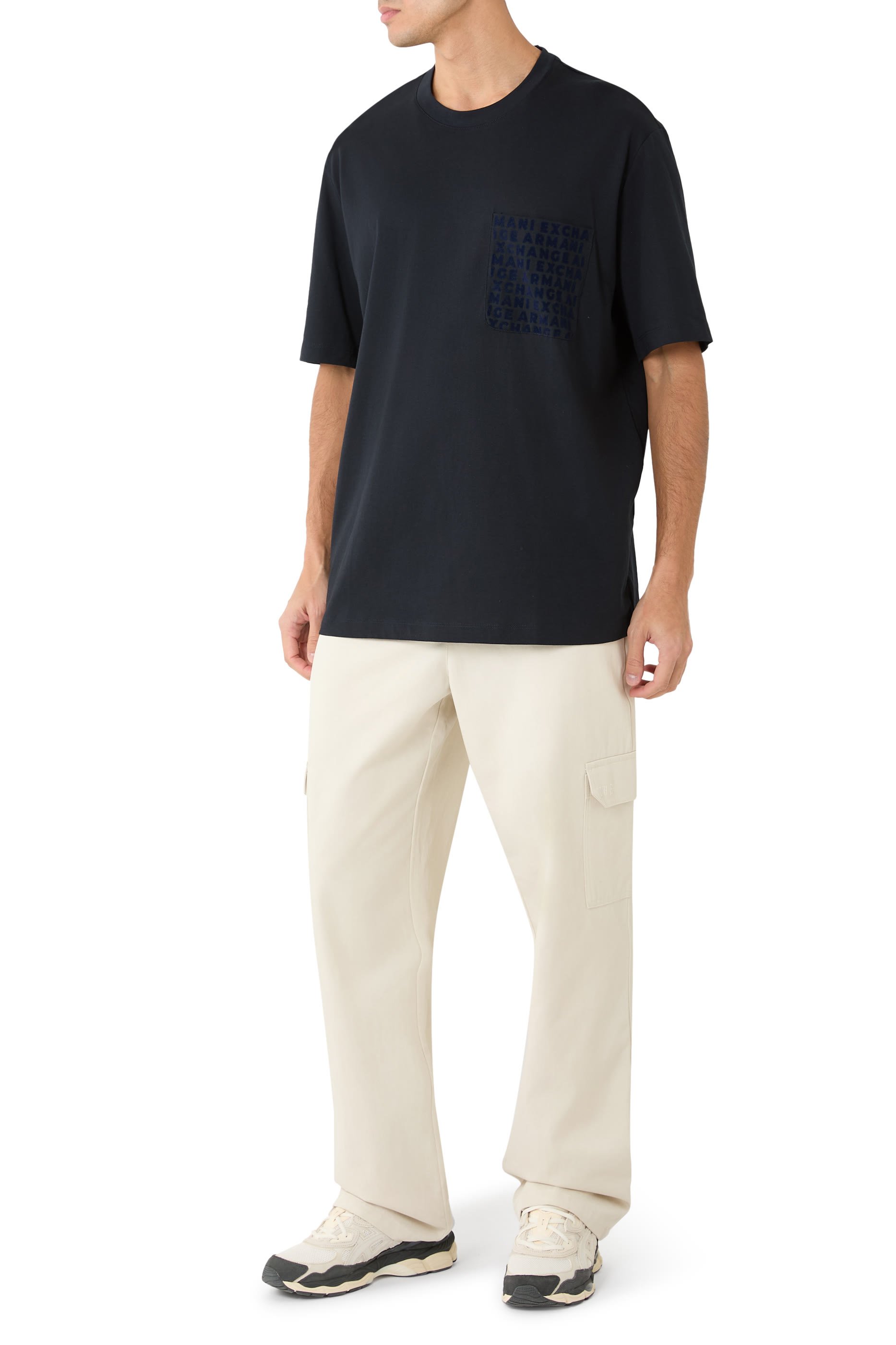 تيشيرت بقصة عادية وجيب بشعار الماركة