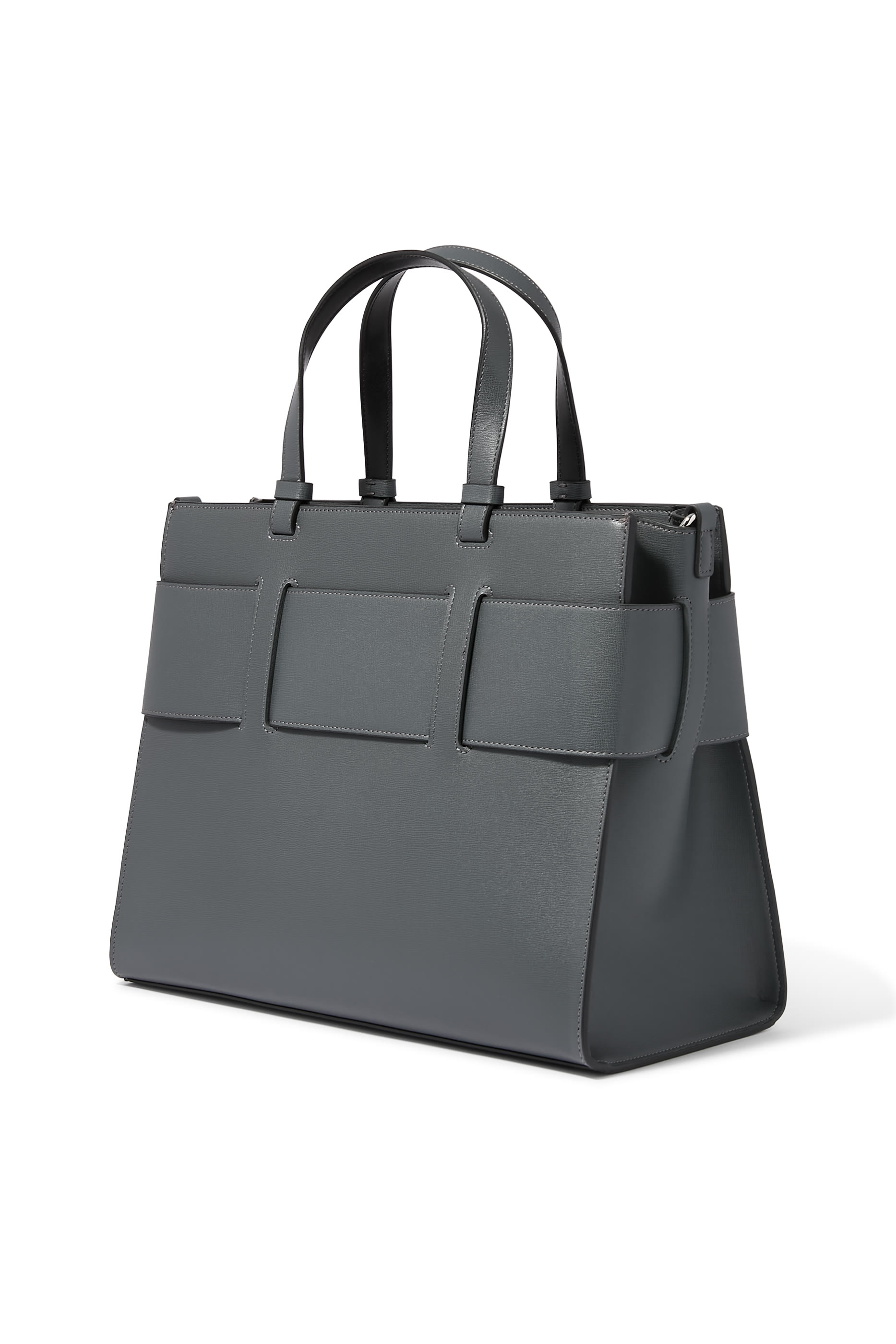 حقيبة يد كبيرة بحلية شعار الماركة