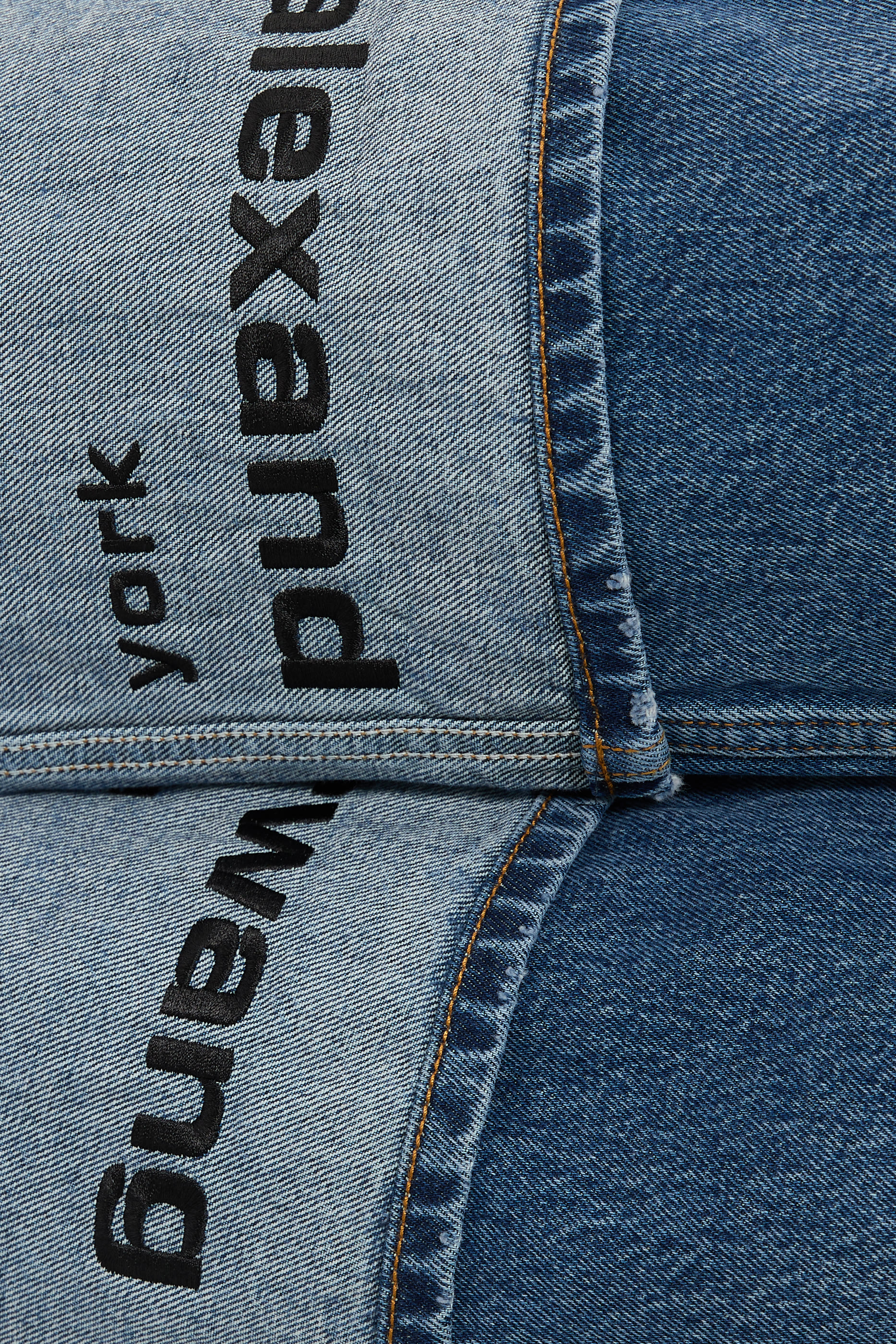 بنطال جينز بخصر متوسط الارتفاع وتطريز شعار الماركة