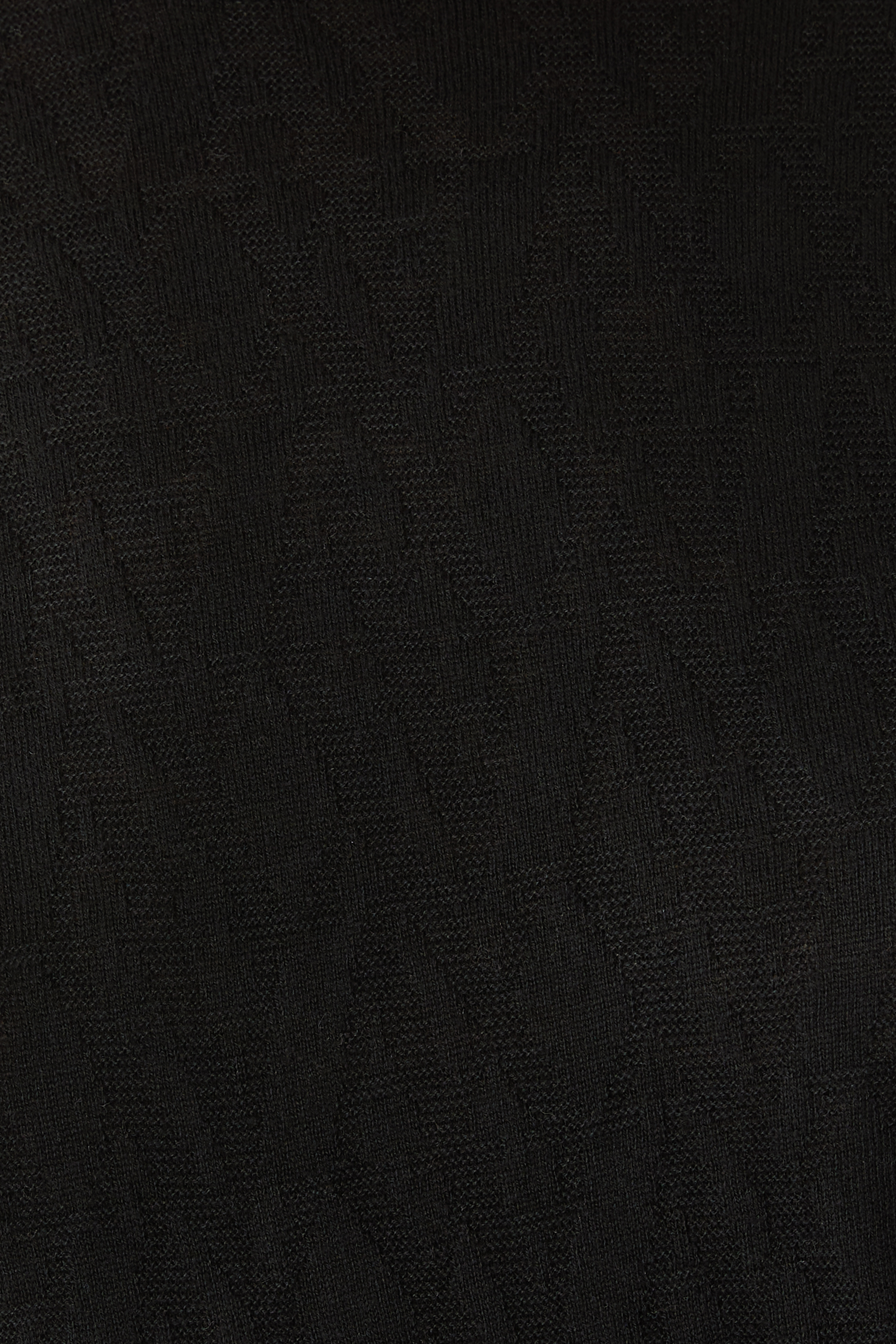 كنزة بحروف شعار الماركة