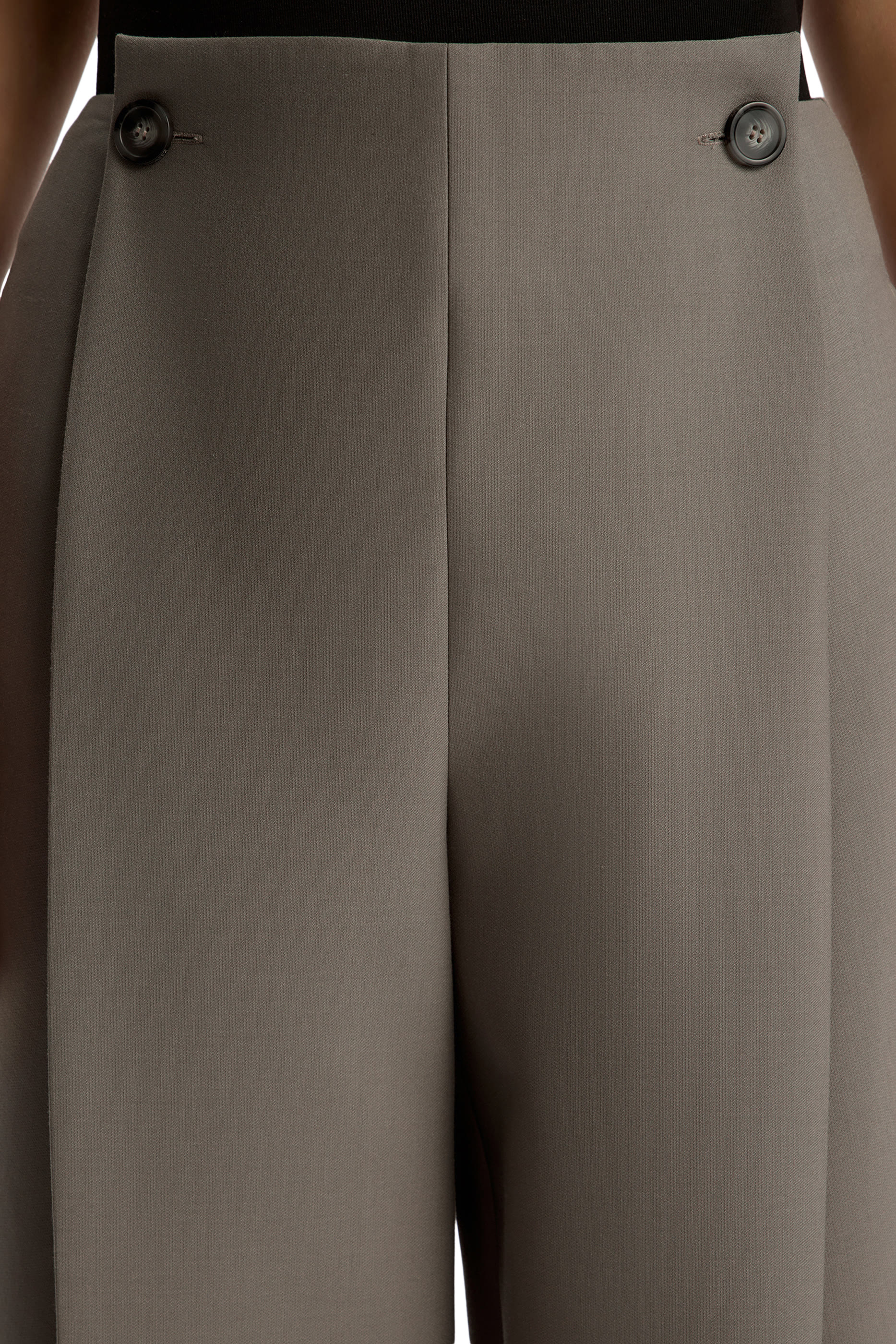 بنطال بأزرار عند الخصر