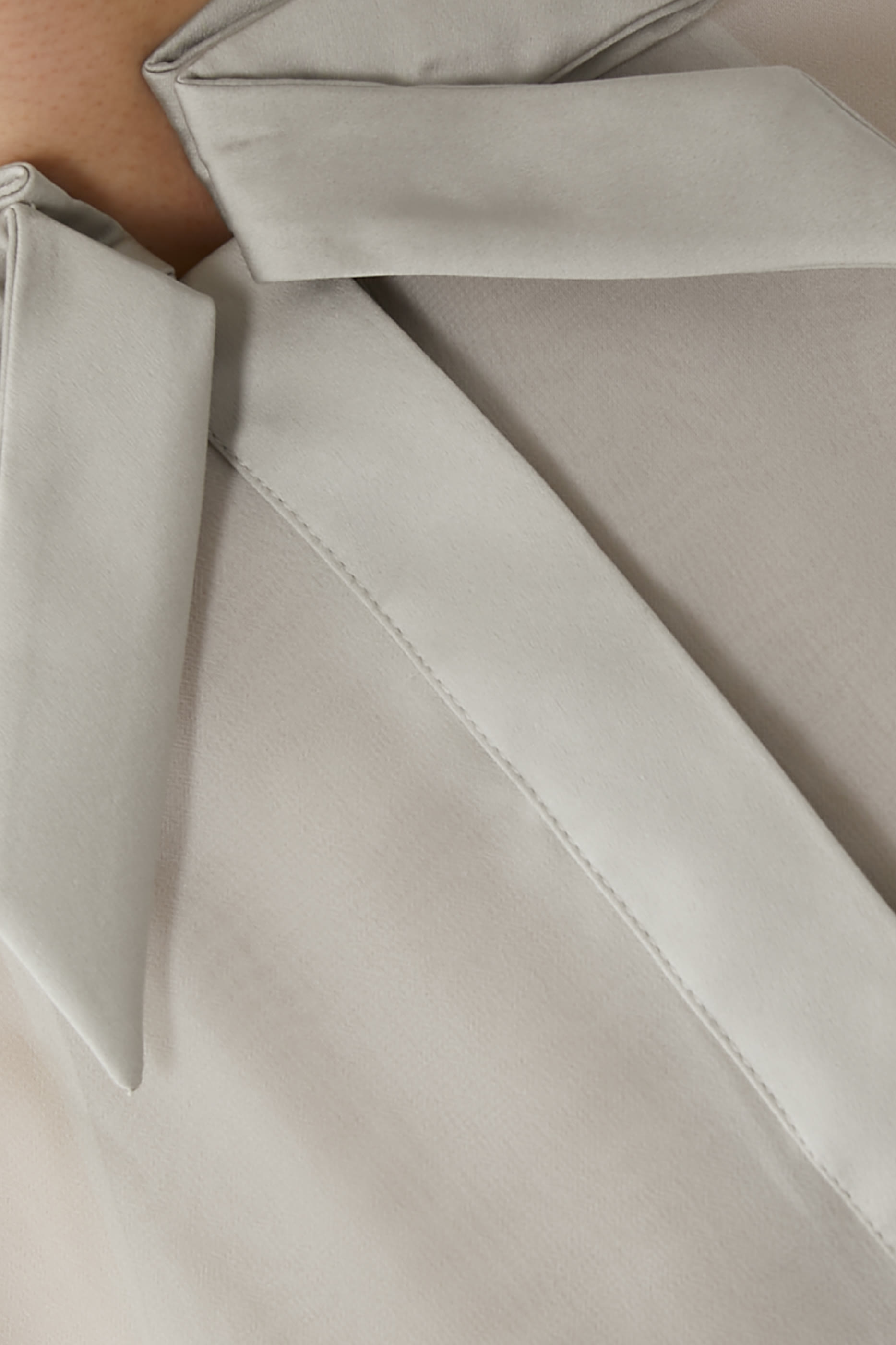 فستان طويل بطيّات جورجيت تقني