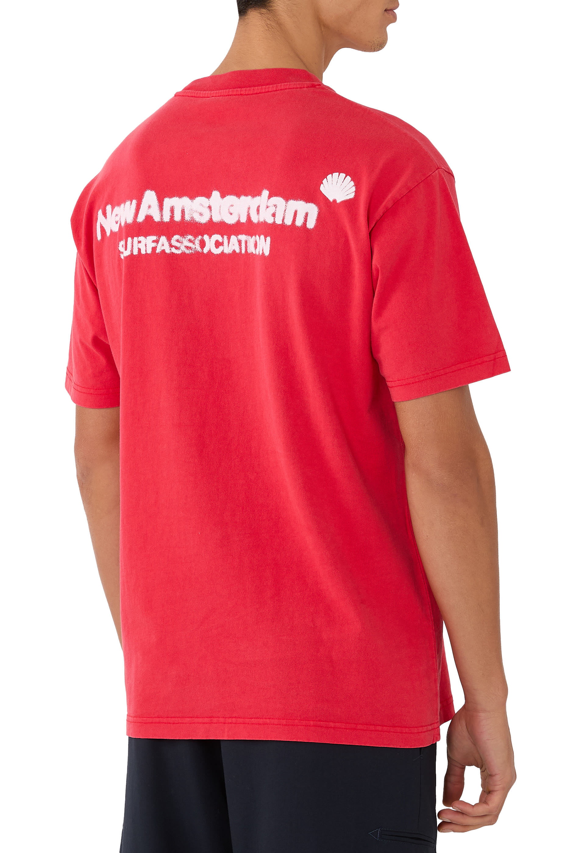 تيشيرت بشعار الماركة بطلاء بالبخاخ