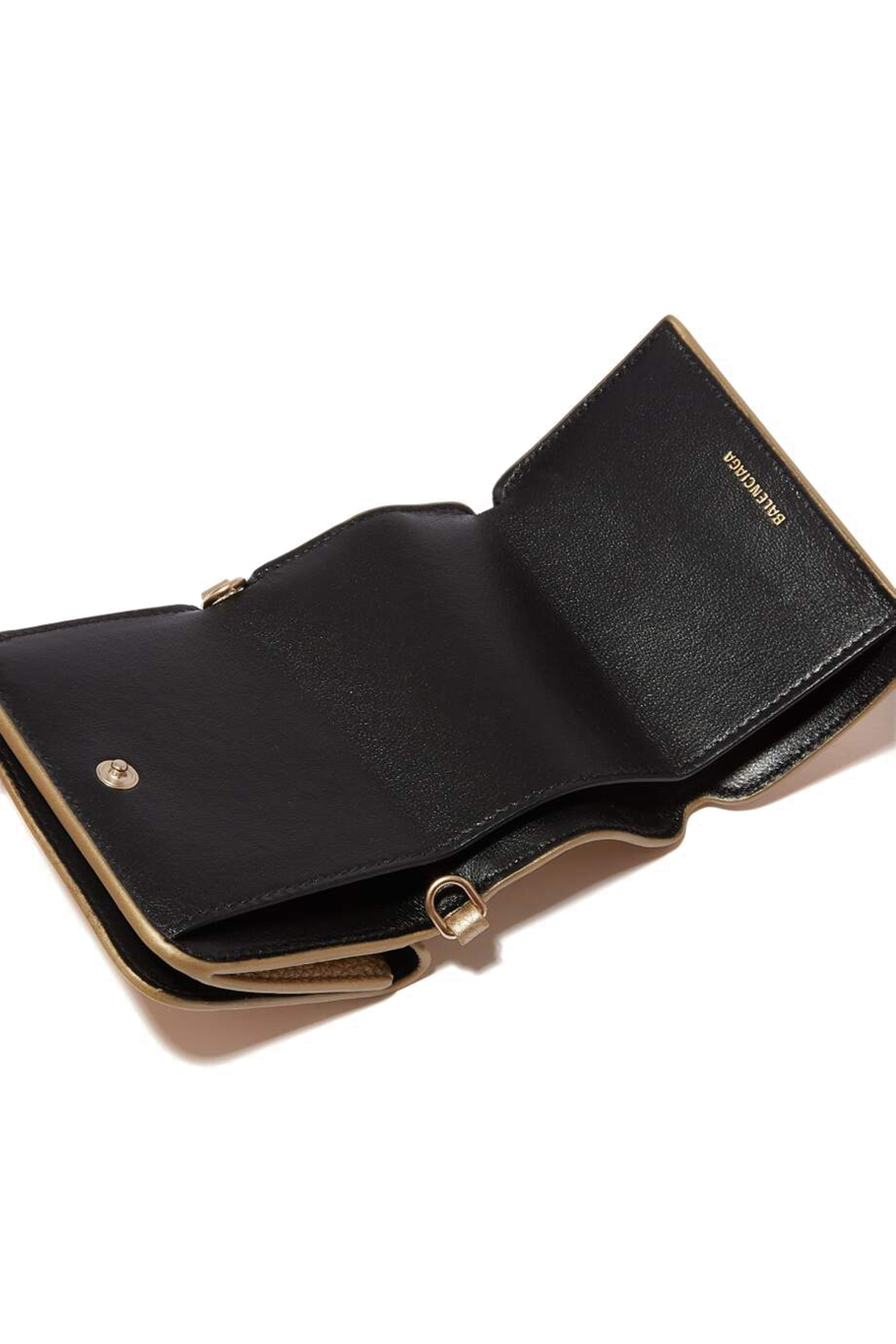 محفظة صغيرة مزينة بسلسلة حصريا للشرق الأوسط