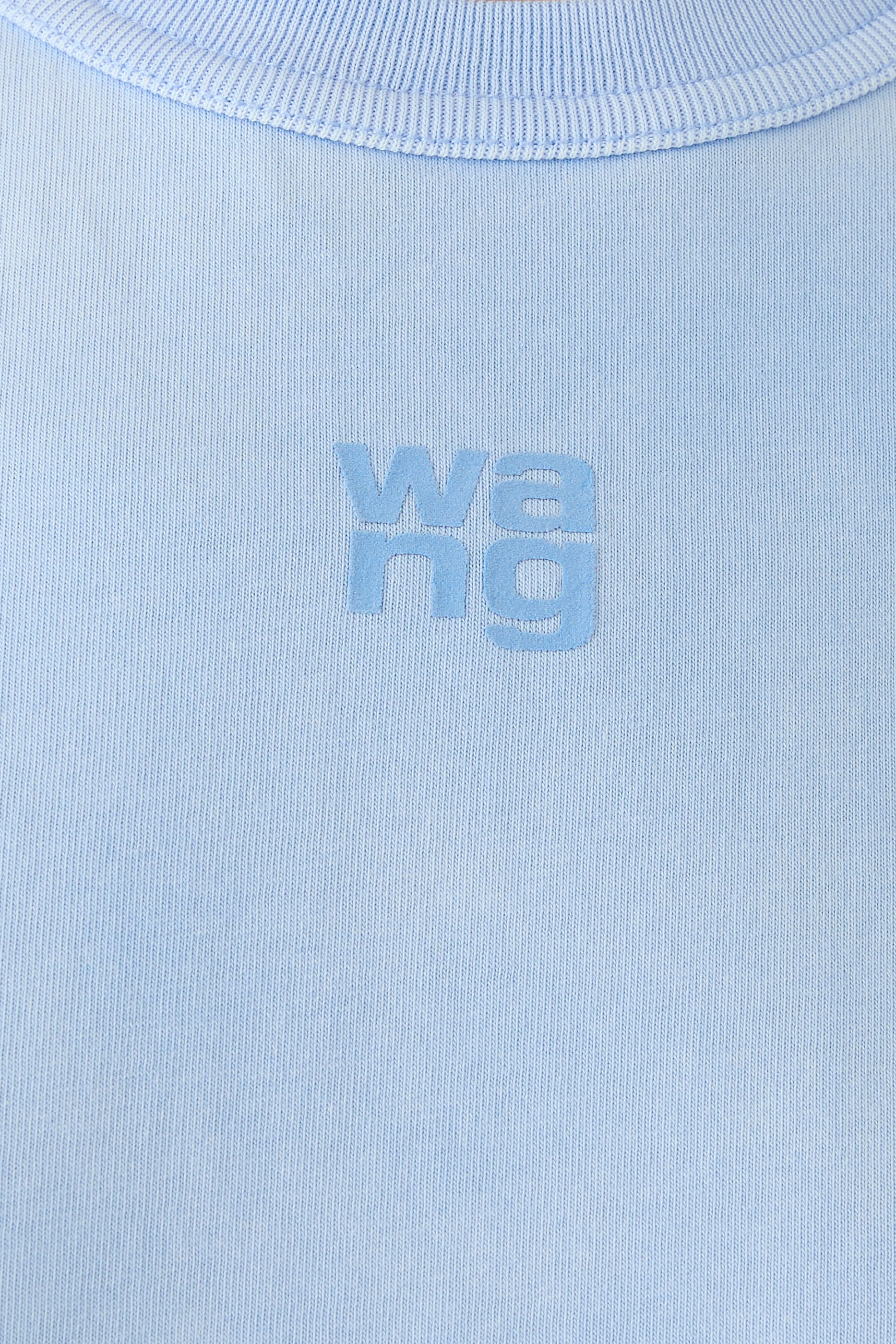 تيشيرت ايسنشال جاي اس في بياقة مستديرة وقصة قصيرة وشعار الماركة بتصميم منفوخ