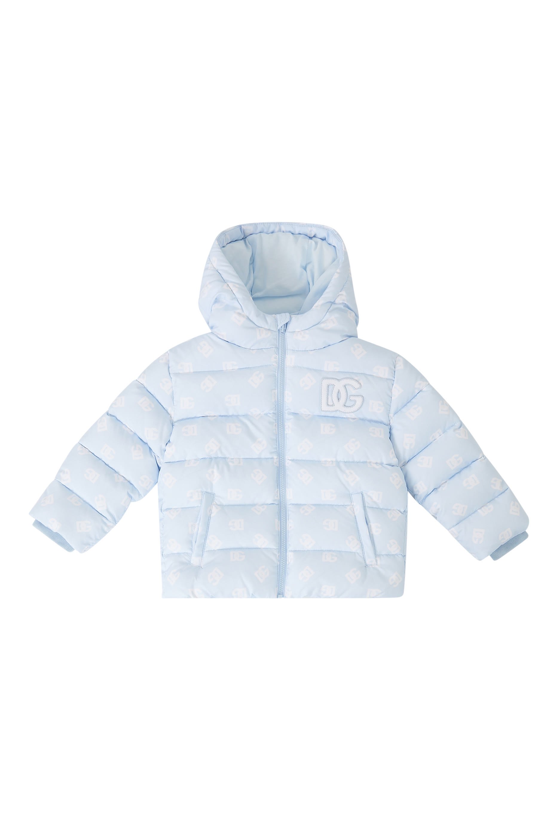 جاكيت قصير مبطن بالزغب بتفاصيل شعار الماركة بالكامل والرقعة