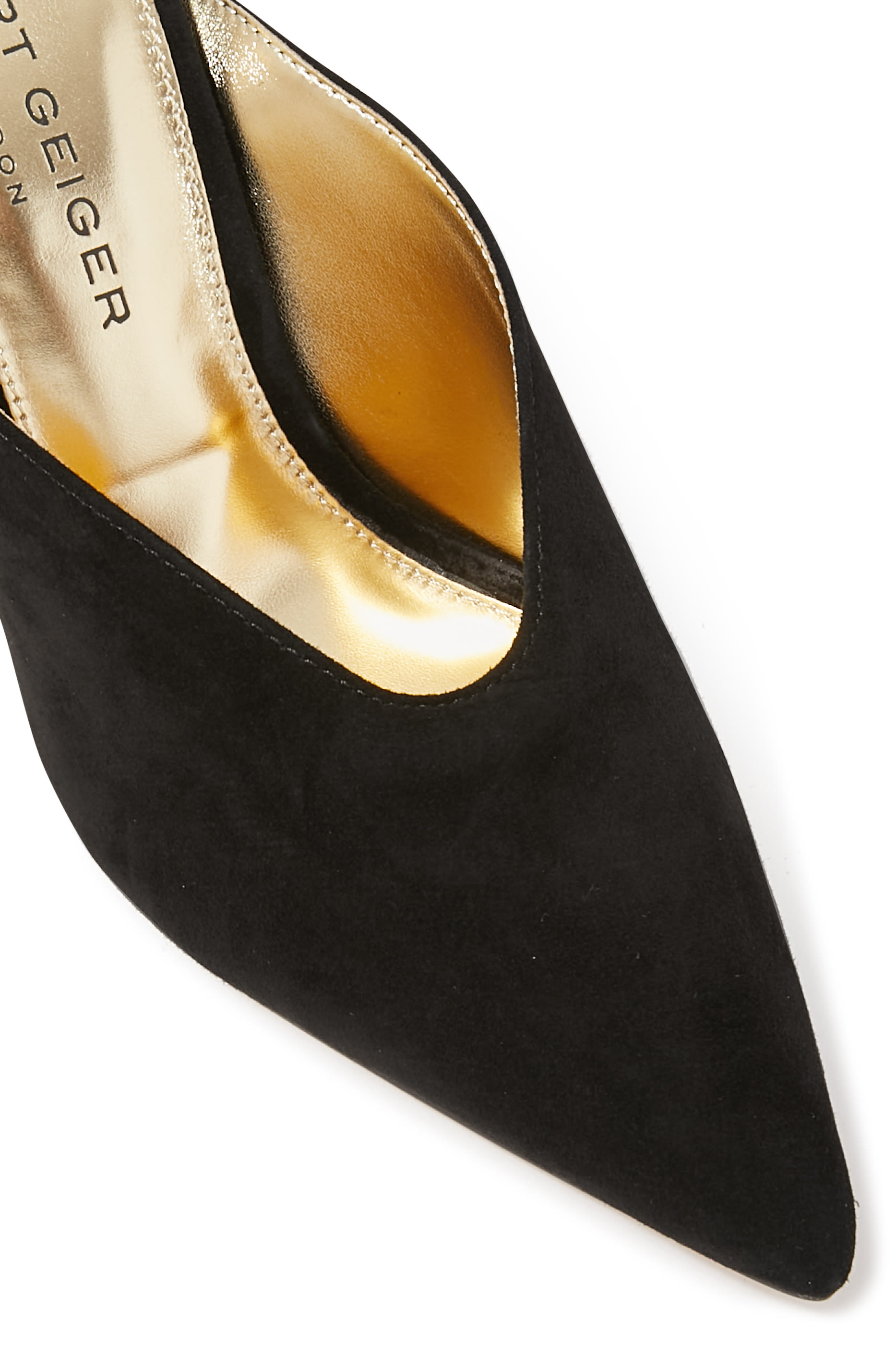 حذاء مفتوح من الخلف بمقدمة مغلوقة 90 بعكب مرتفع وحلية شعار الماركة