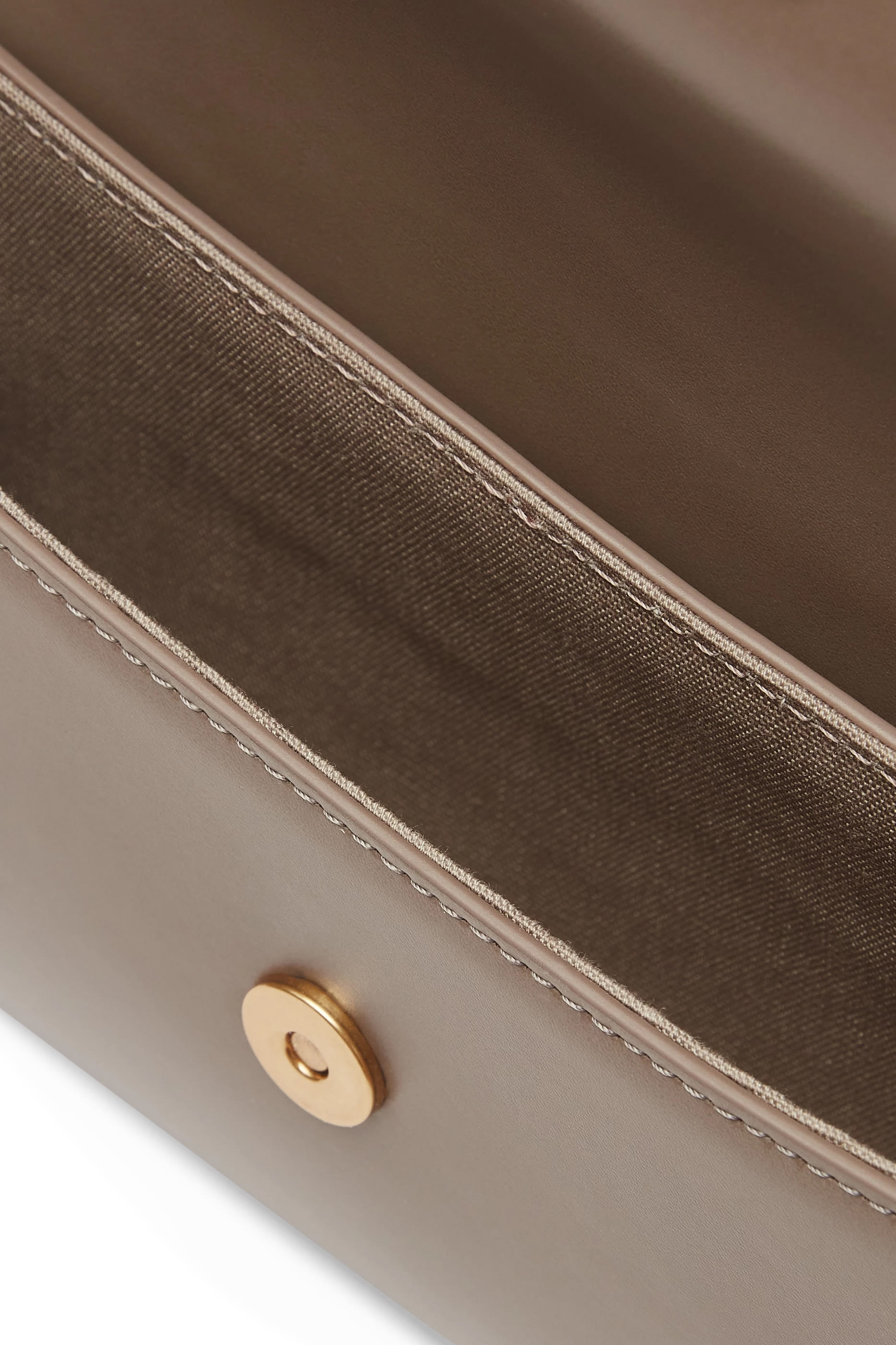 حقيبة كتف بحلية معدنية بشعار الماركة جلد ناعم