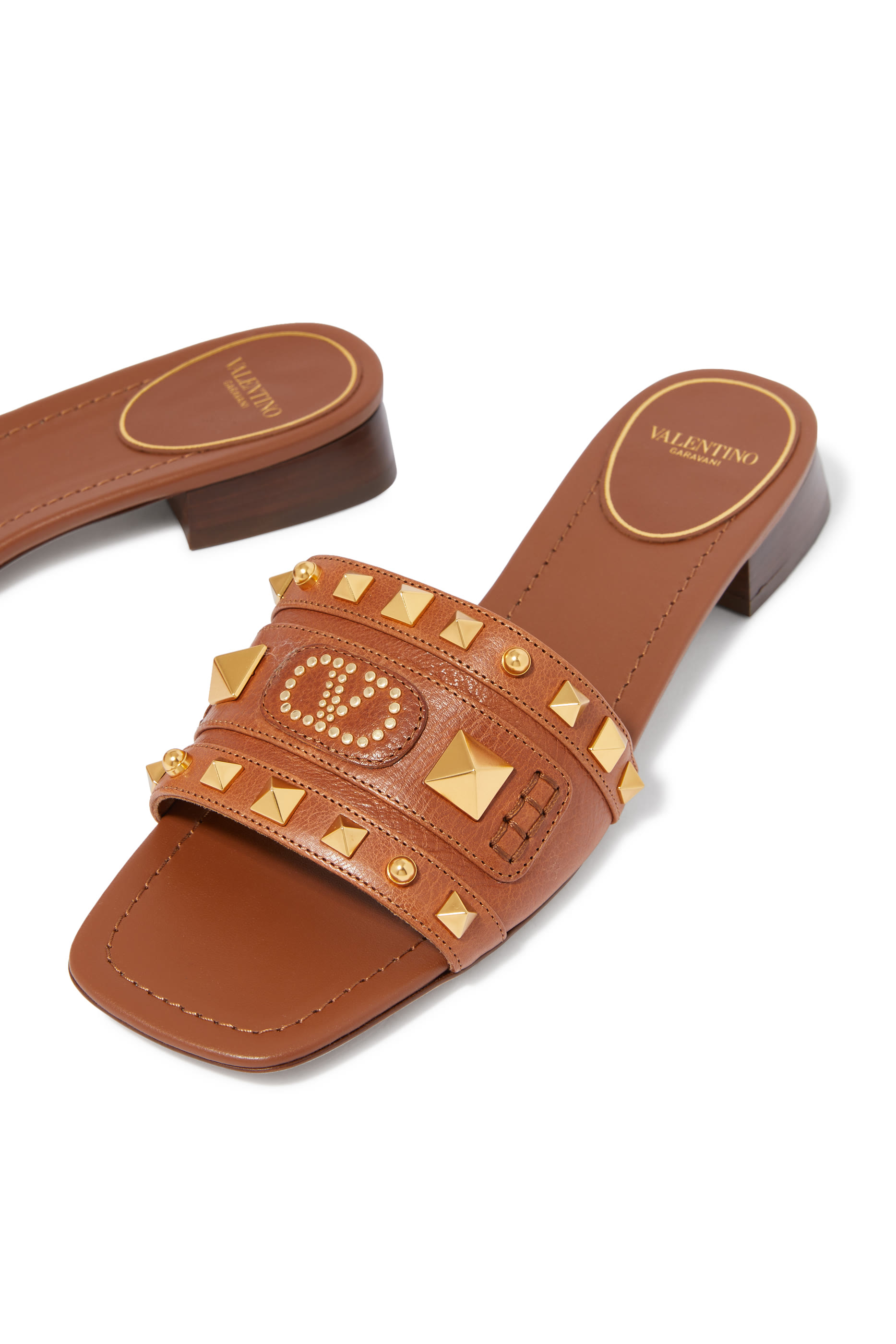 حذاء مفتوح بحلي هرمية