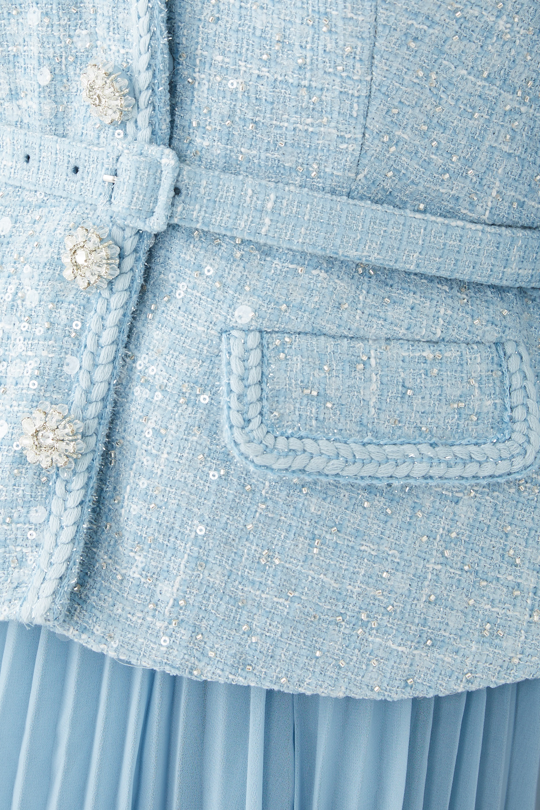 فستان بوكليه بقصة مناسبة للجسم متوسطة الطول مطرز بالترتر