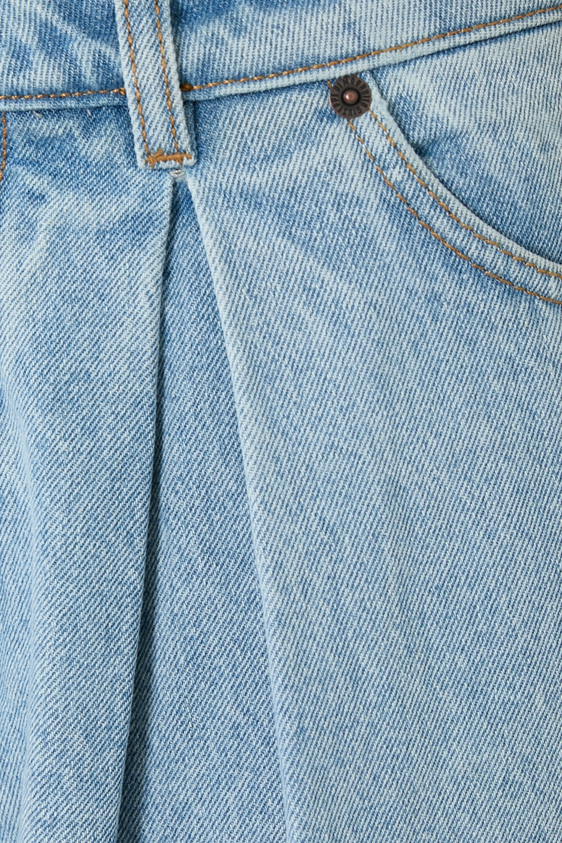 بنطال جينز بقصة ساق واسعة بخصر مرتفع