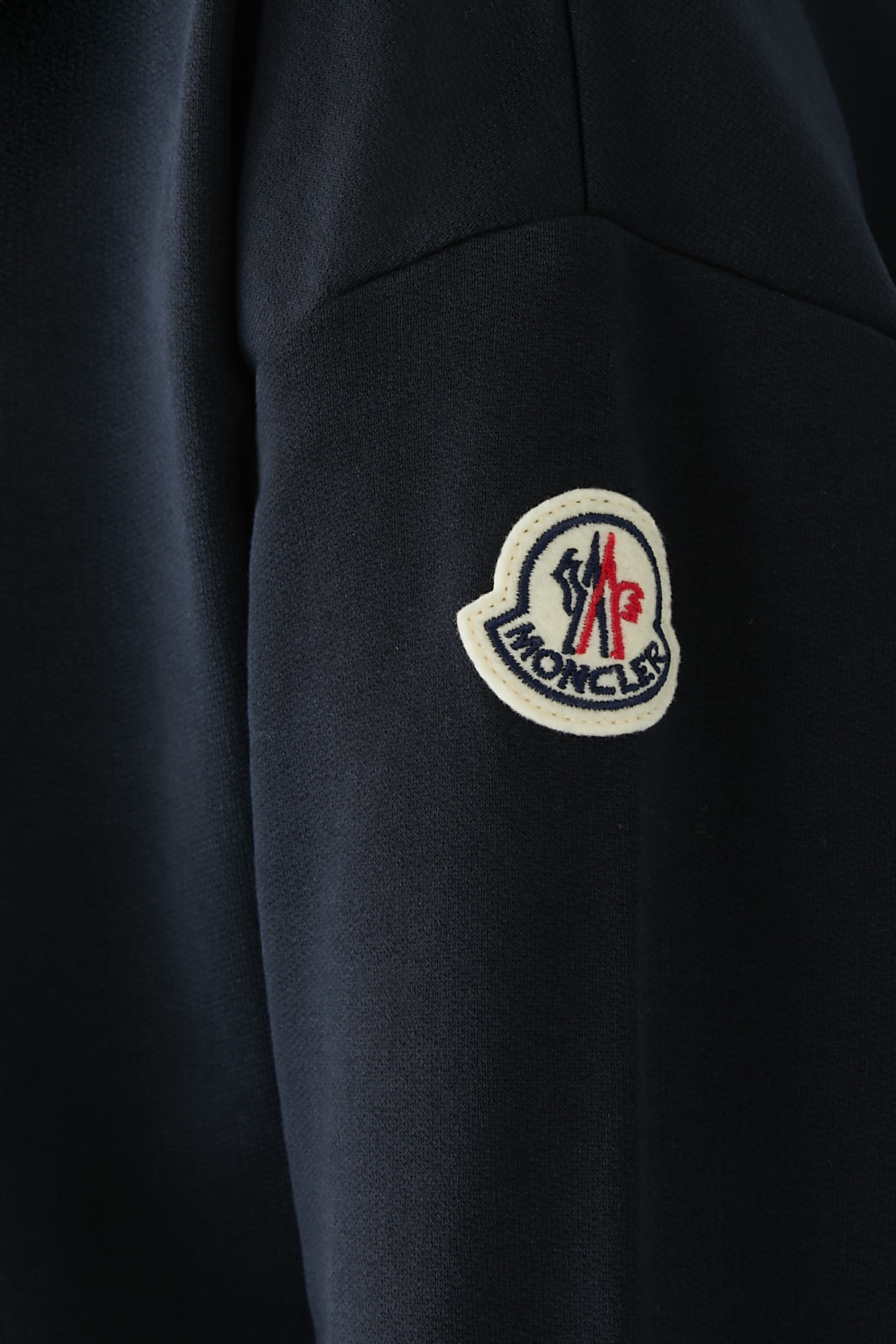 سويت شيرت بتطريز شعار الماركة