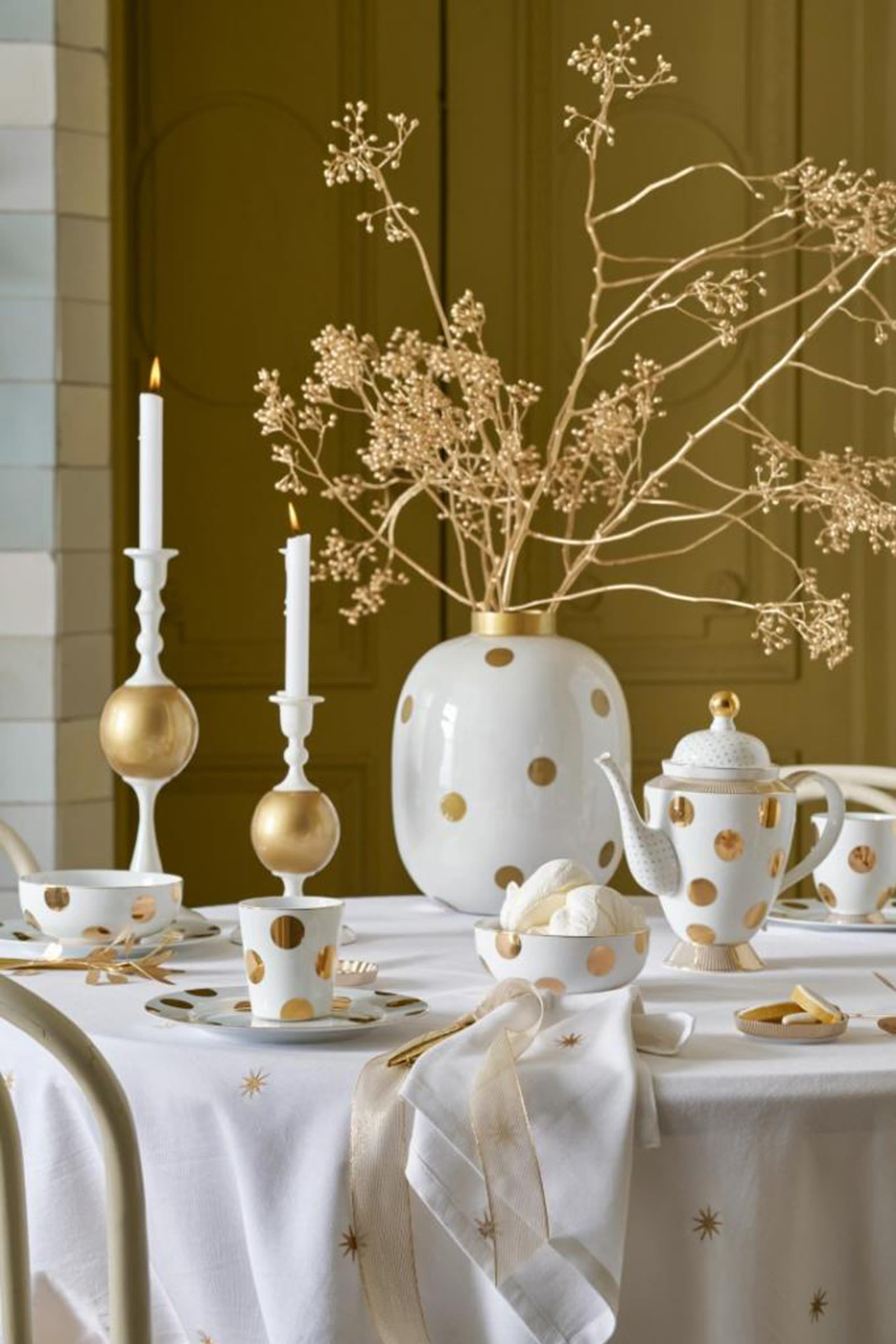 مناديل مطرزة بنجوم ذهبية