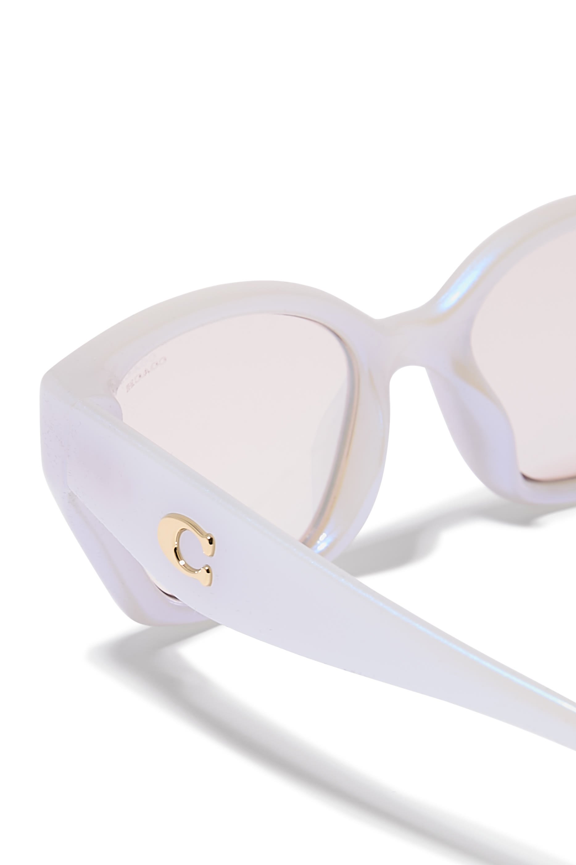 نظارة شمسية بإطار غير منتظم وشعار C منحوت على الذراعين