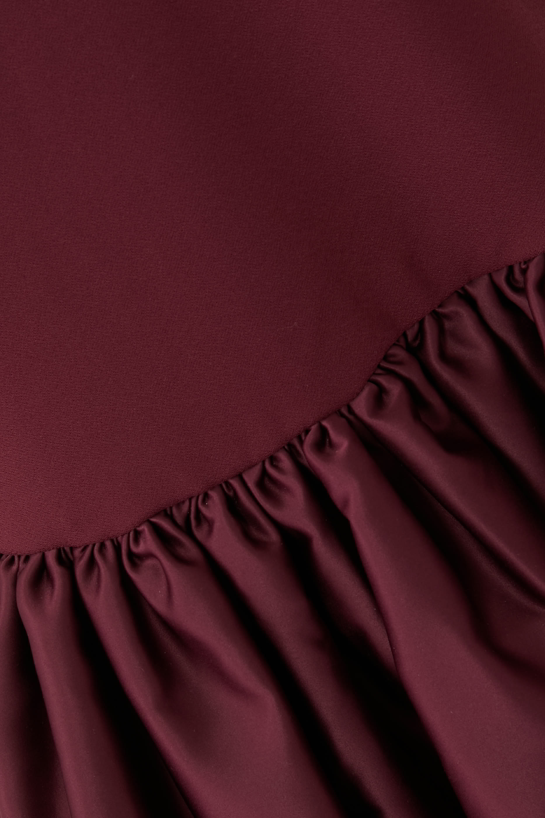 فستان طويل بقصة ضيقة