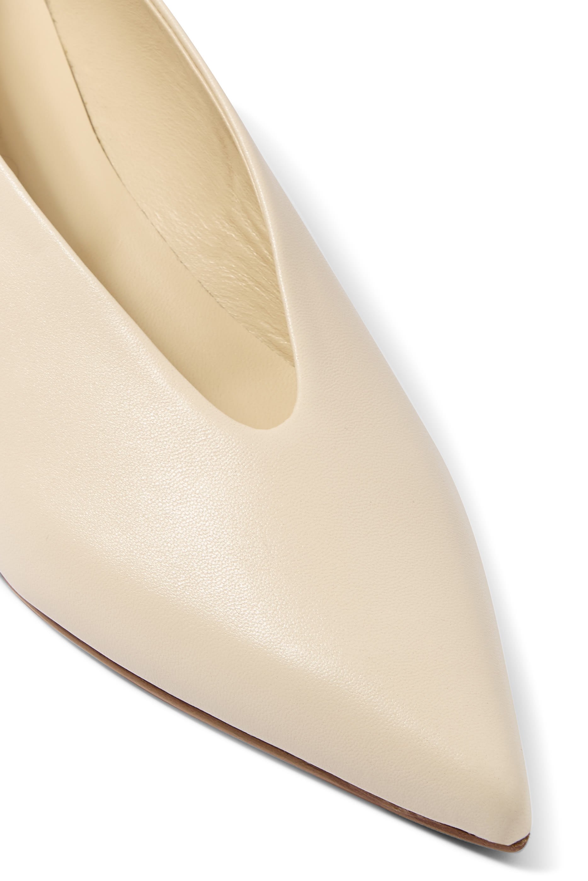 حذاء كلارا كلاسيكي 35 بمقدمة مدببة