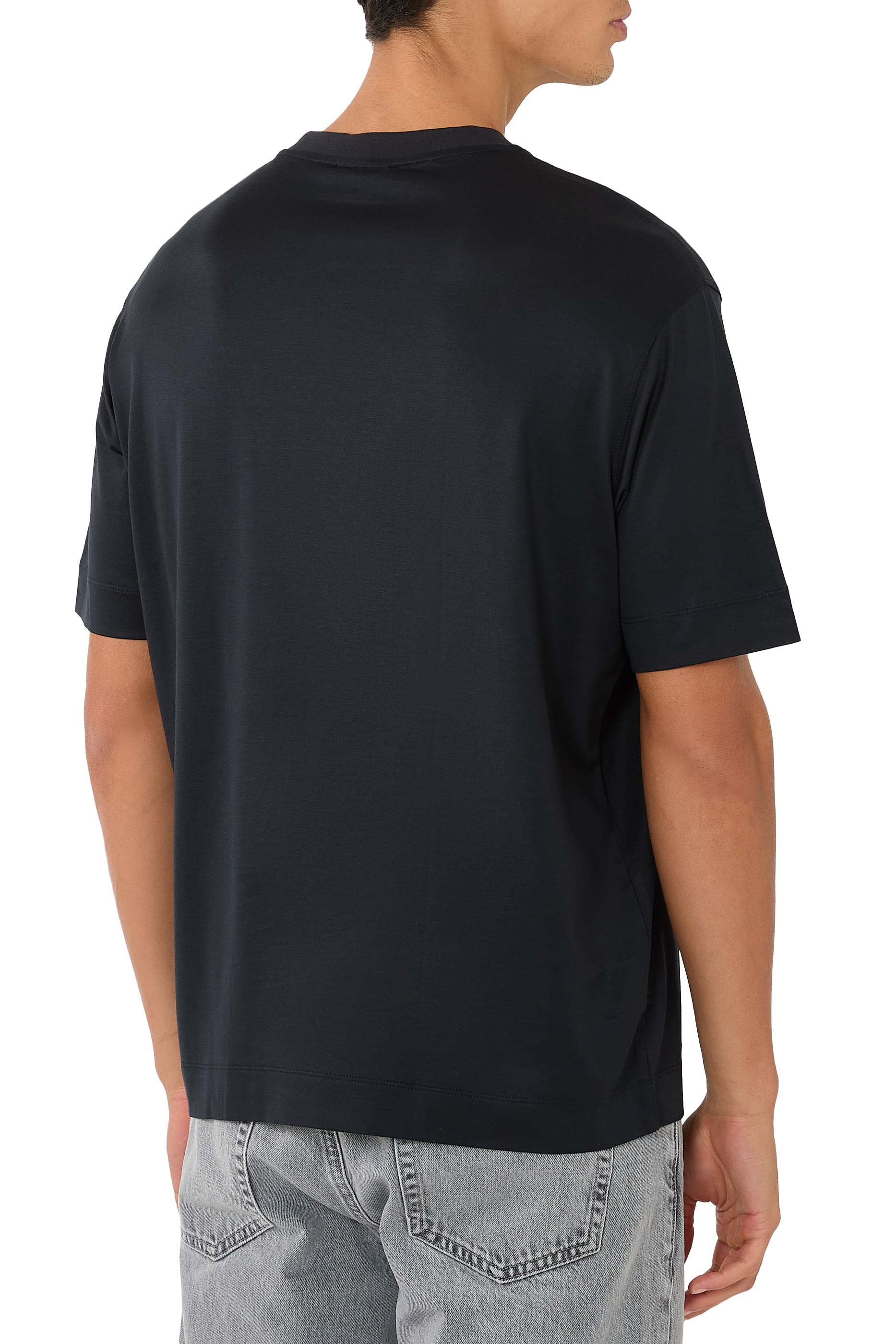 تيشيرت بقصة عادية وجيب خارجي بشعار الماركة