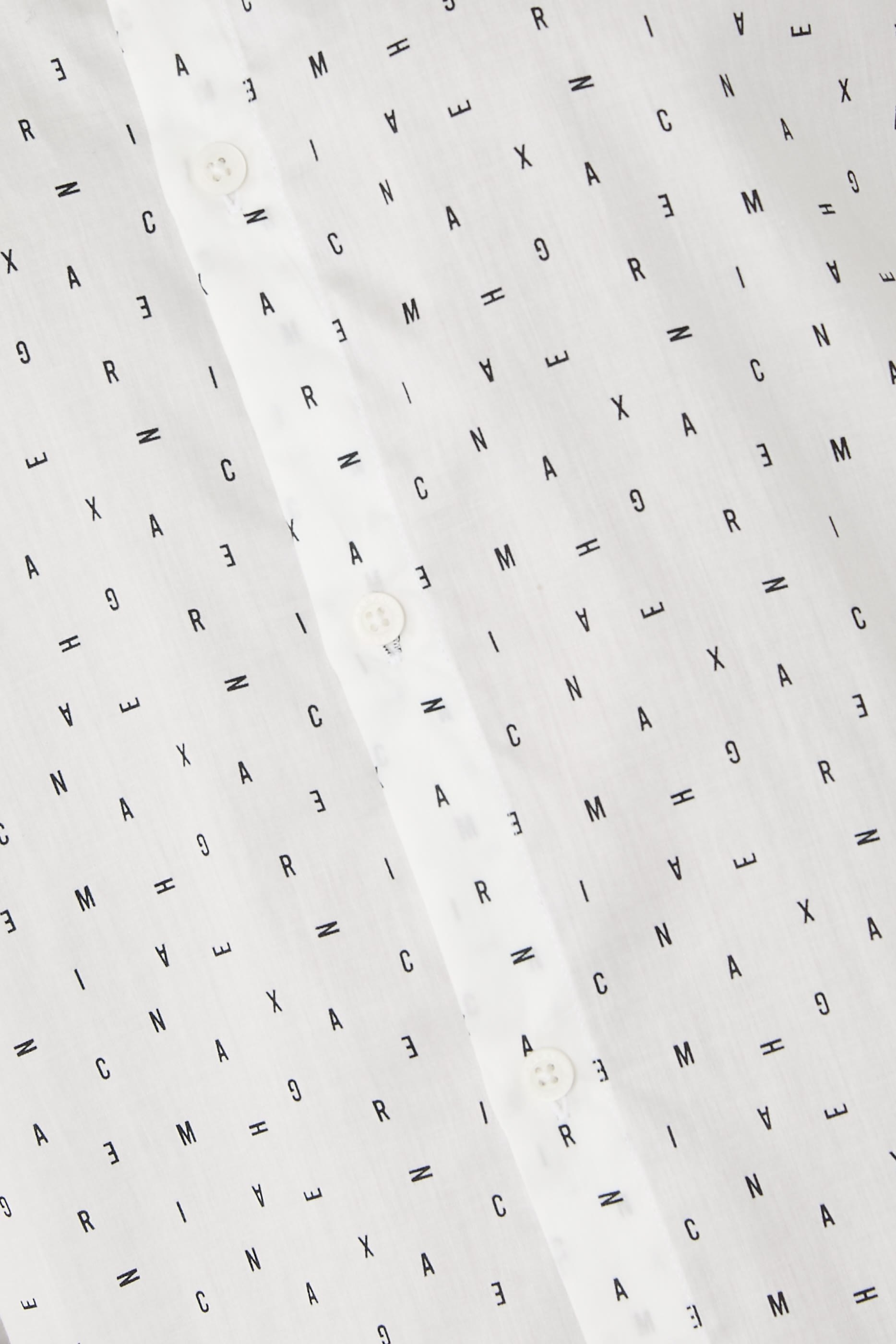 قميص مزين بشعار الماركة