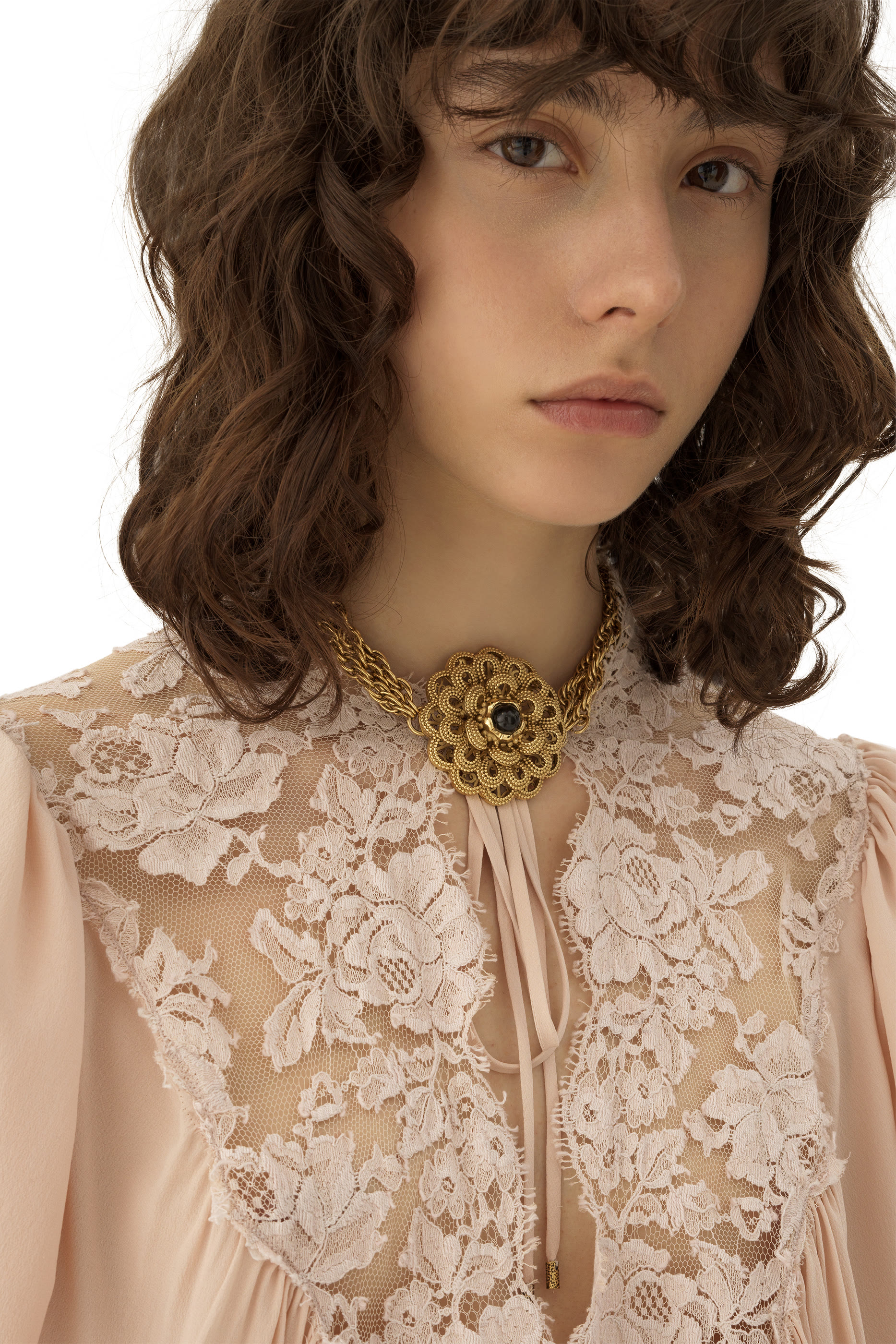 بلوزة بقصة فضفاضة وأكمام منفوخة