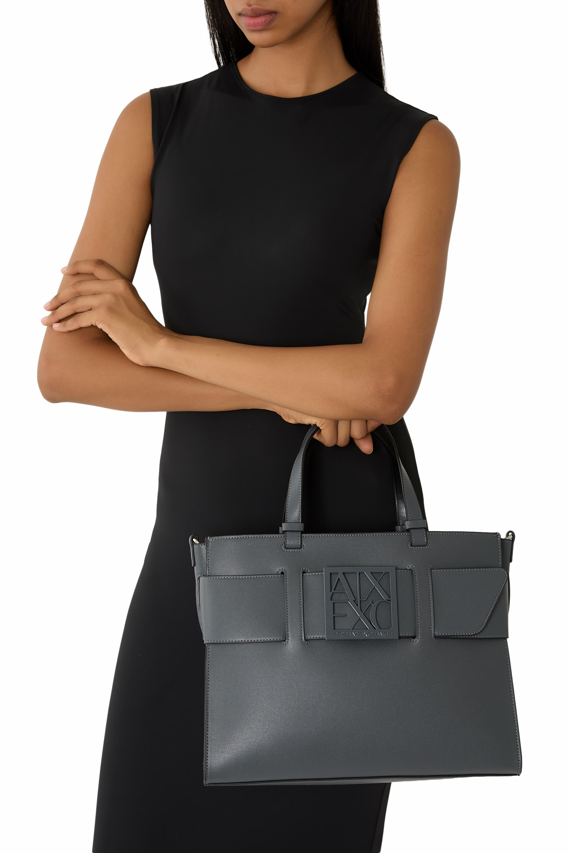 حقيبة يد كبيرة بحلية شعار الماركة