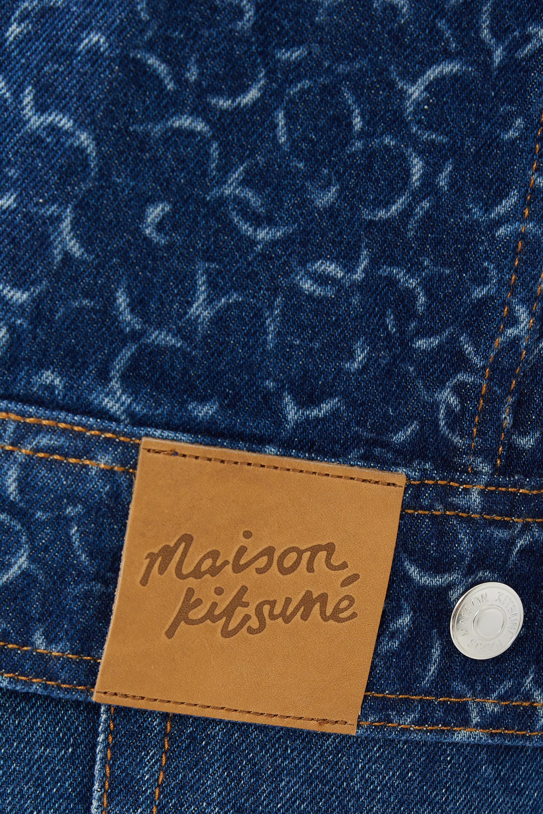 جاكيت دنيم بقصة مستقيمة