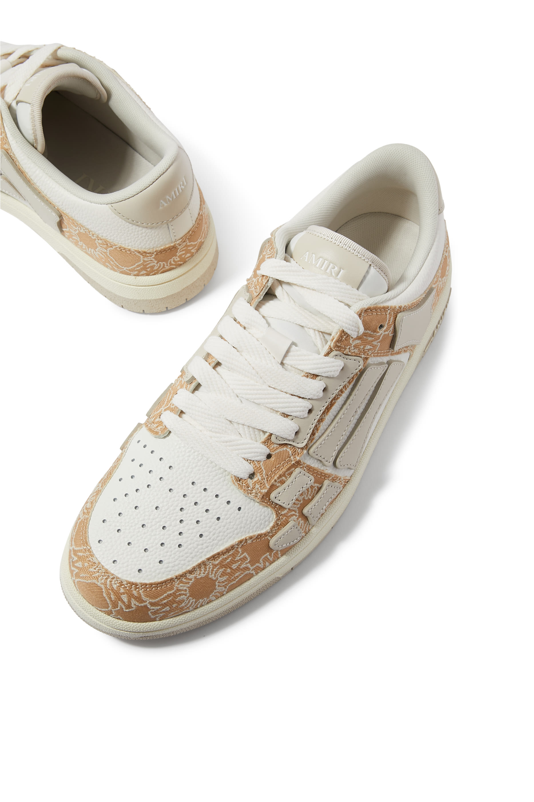 سنيكرز ما كواد برقع على شكل هيكل عظمي جلد وقنب