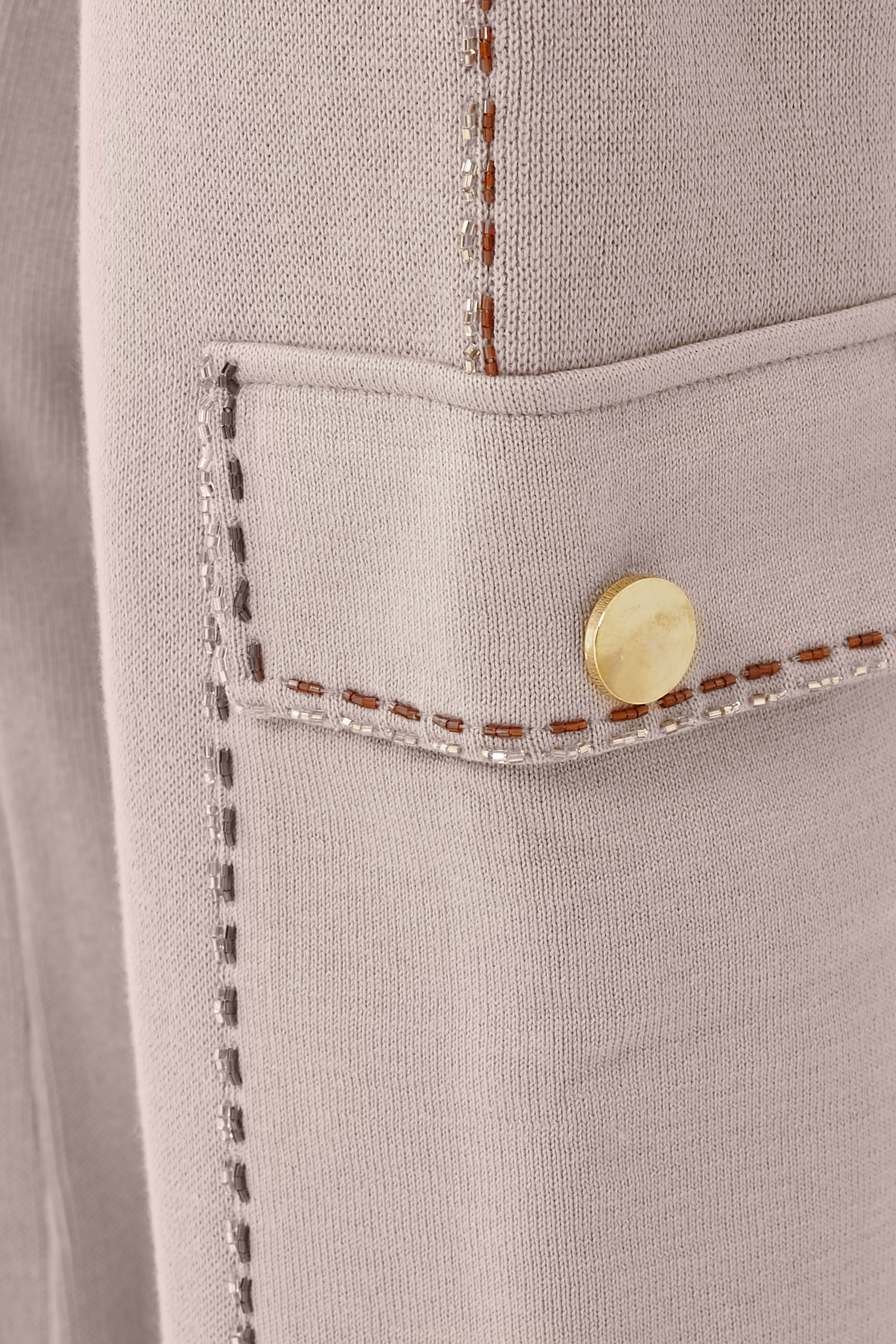 بنطال بقصة ساق مستقيمة وجيوب بغطاء وحافة مطرزة بالخرز