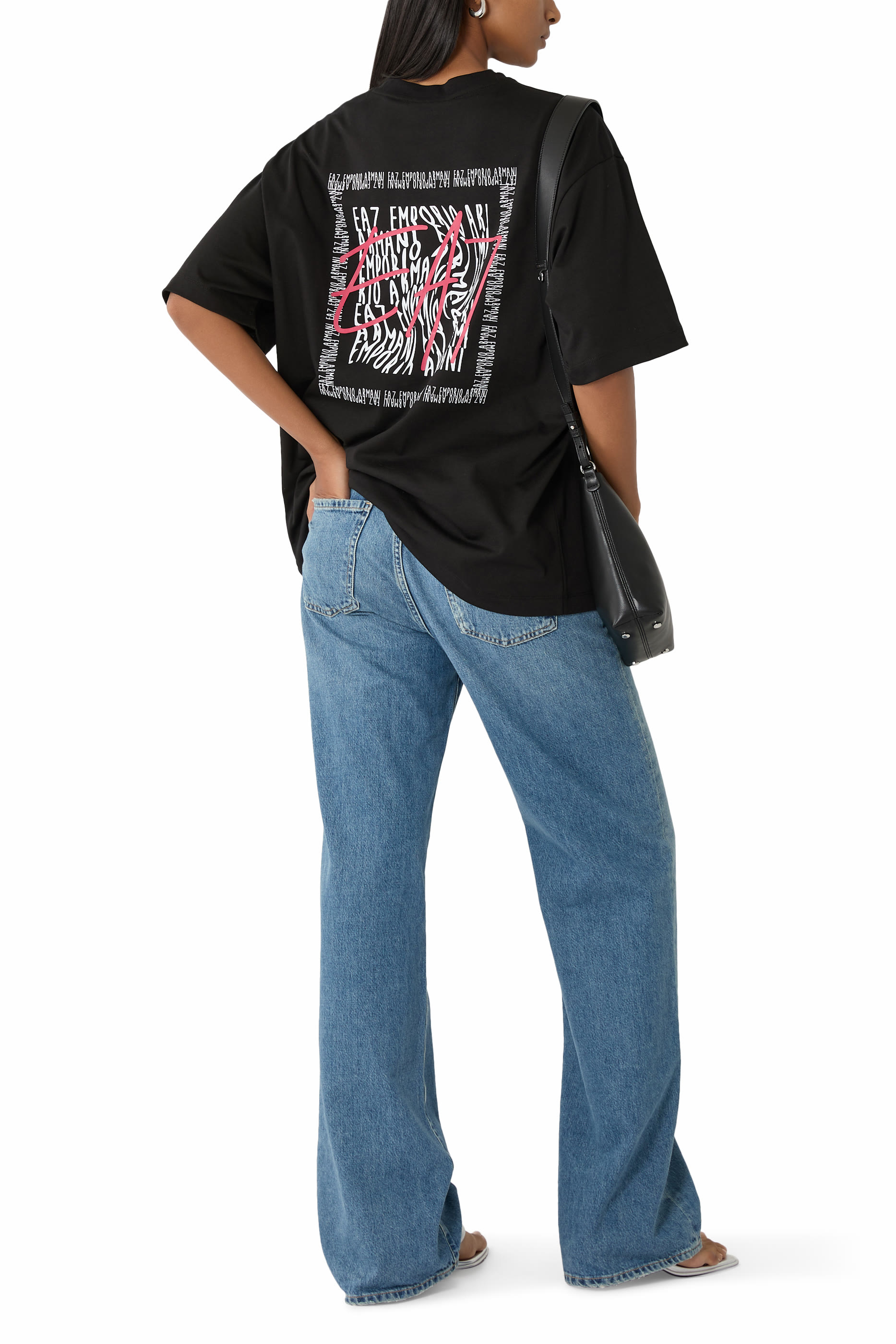 تيشيرت بنقشة شعار الماركة الغرافيكية