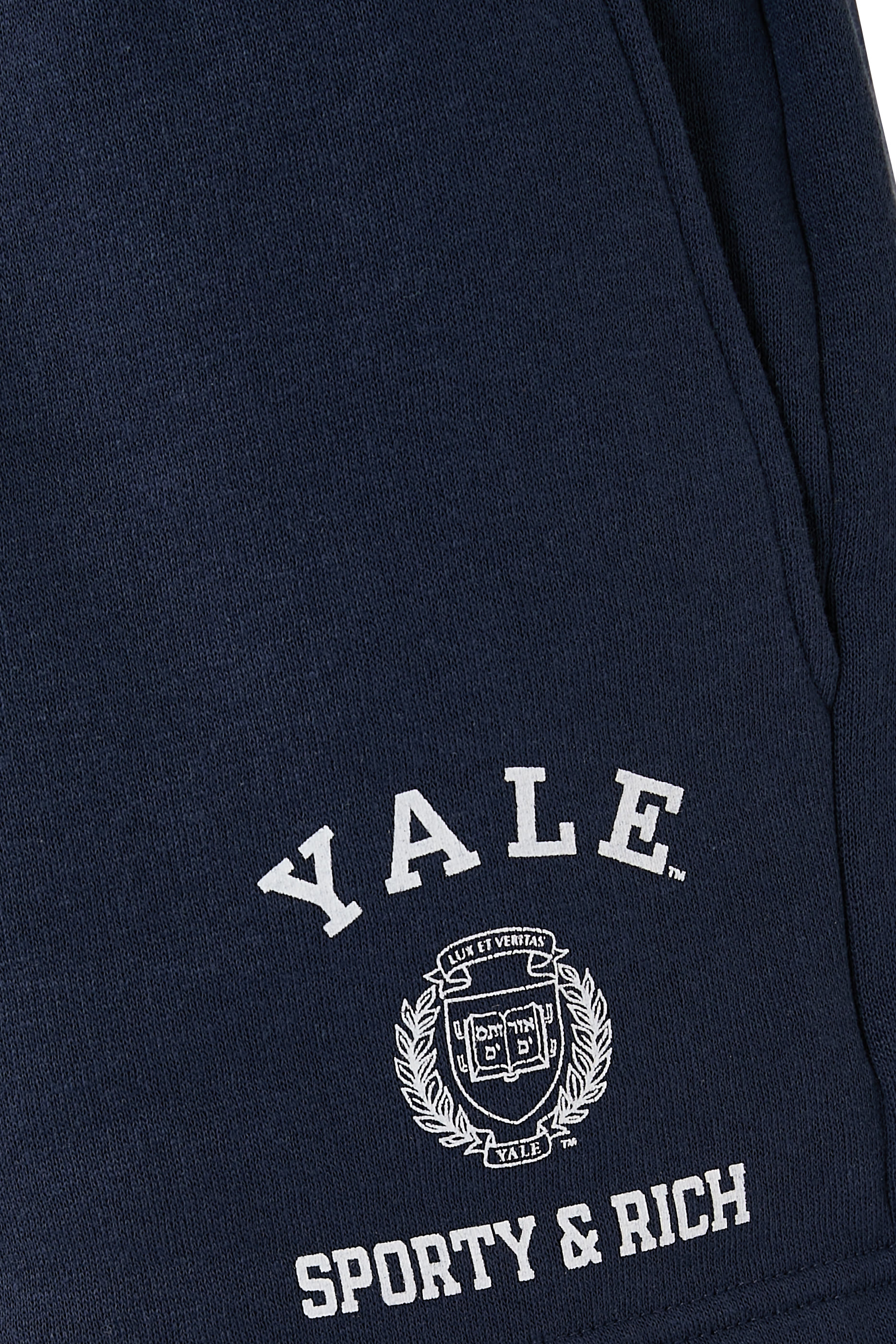 شورت بطبعة شعار فيريتاس