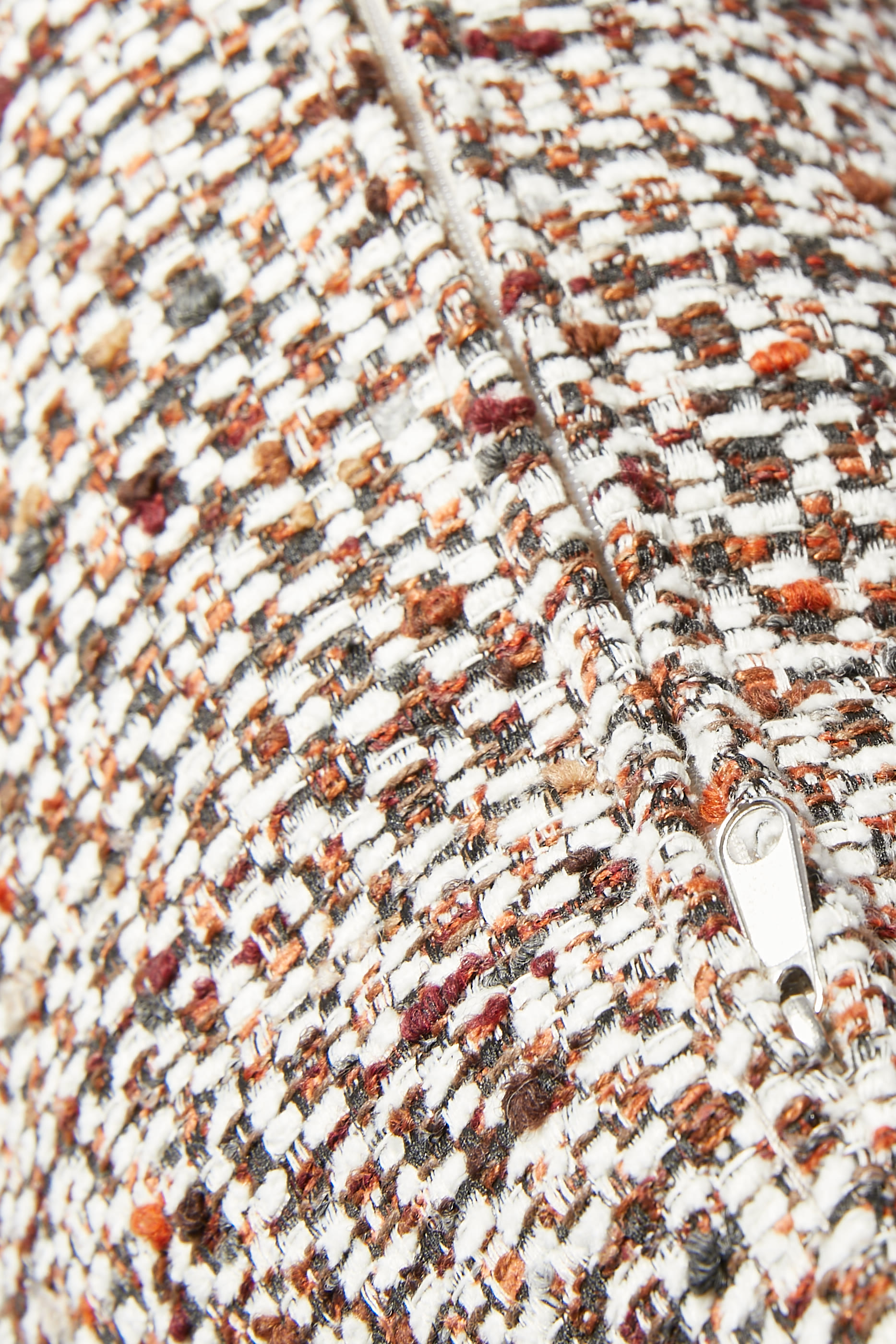 وسادة بارزة الملمس بتصميم مربع