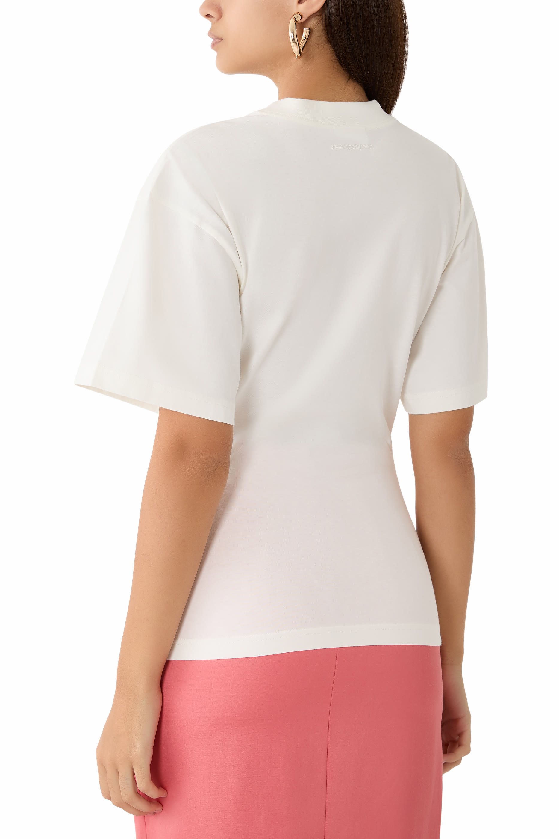 تيشيرت بقصة ضيقة عند الخصر ونقشة شعار الماركة