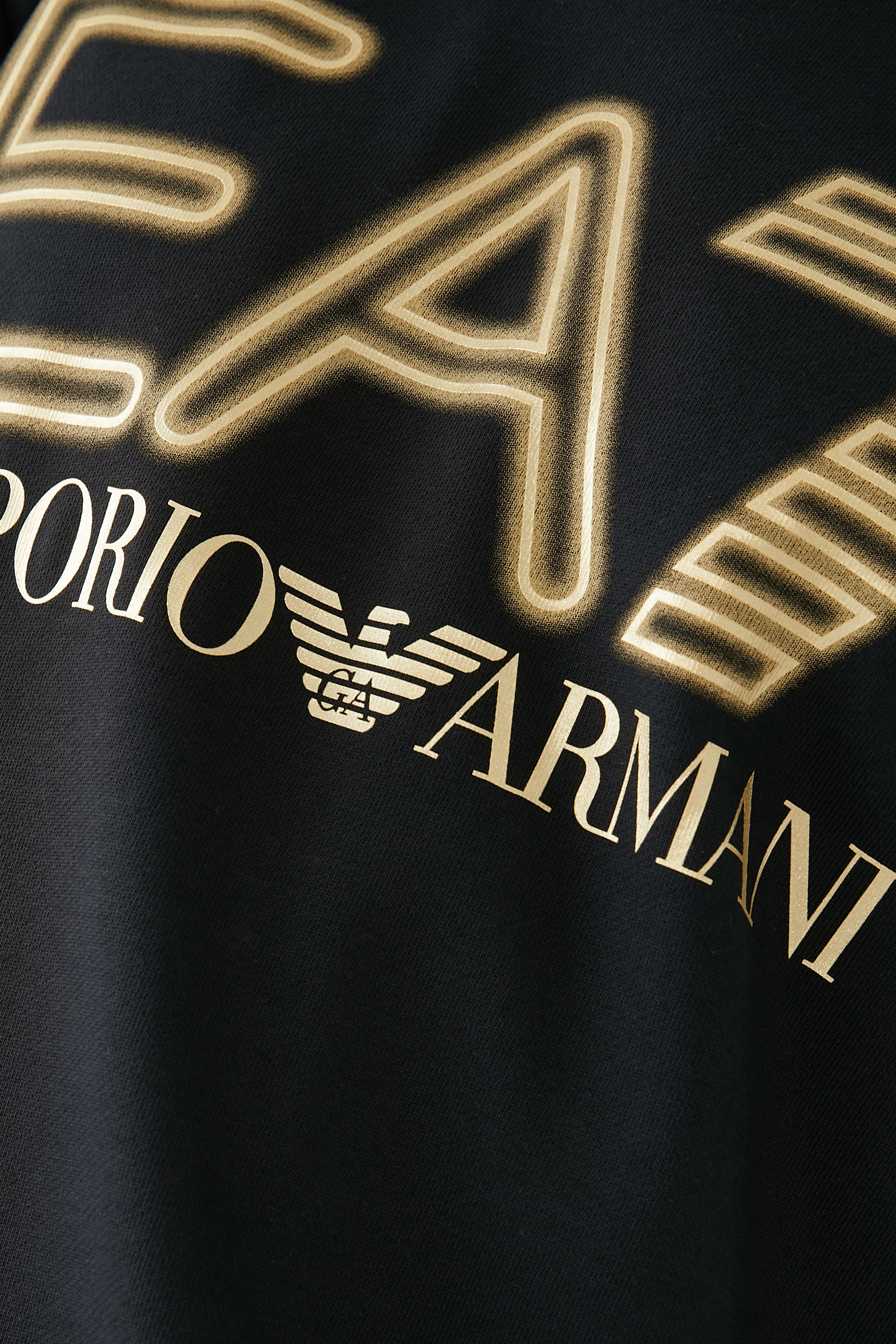 سويت شيرت بشعار الماركة بلون مغاير